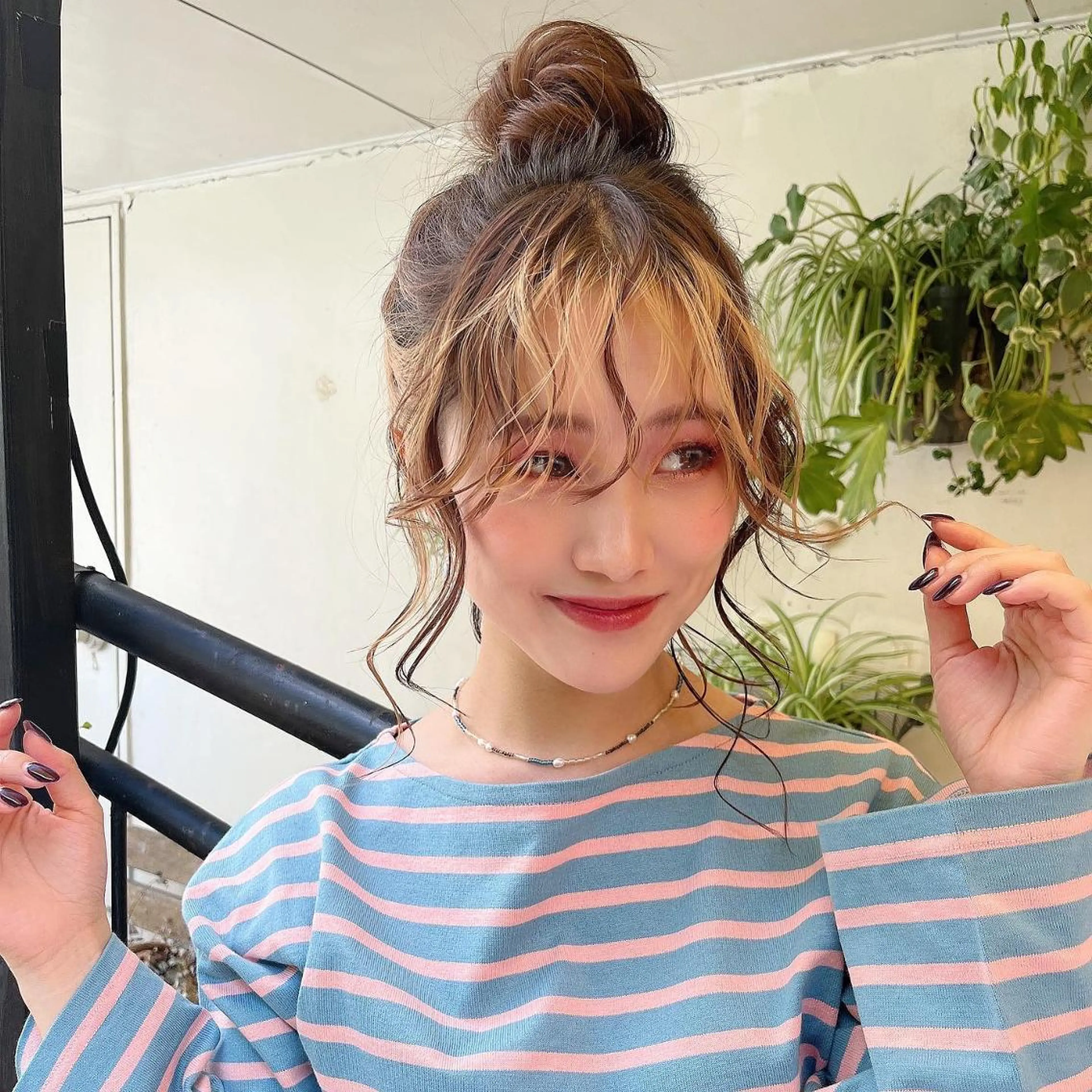 ミディアム カラー ヘアアレンジ お団子ヘア ミストバング ベージュカラー ブリーチ デザインカラー 韓国/髪質改善💘 櫻井かれんのヘアスタイル