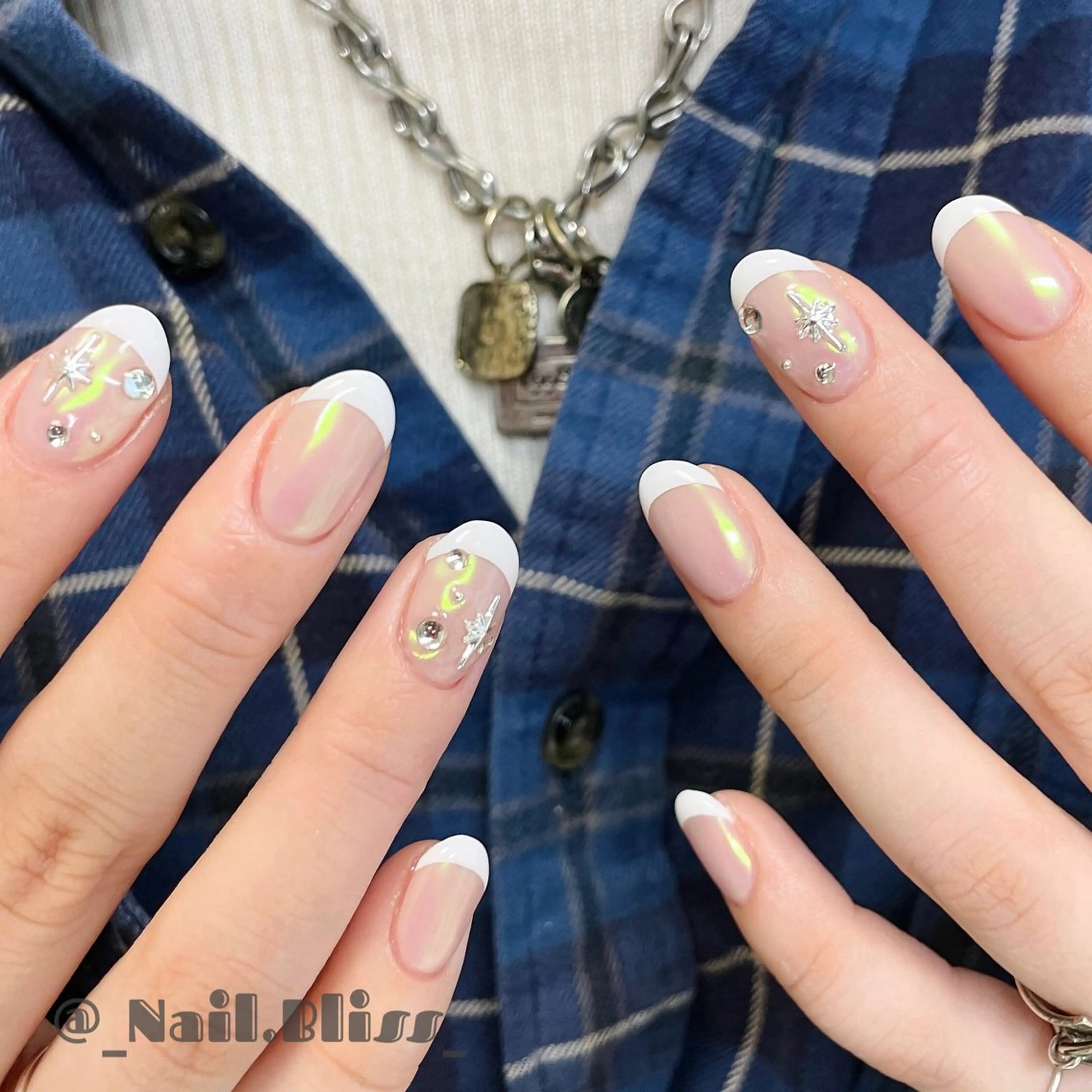 ネイル オーロラネイル フレンチネイル ハンドネイル NAIL BLISSのネイルデザイン