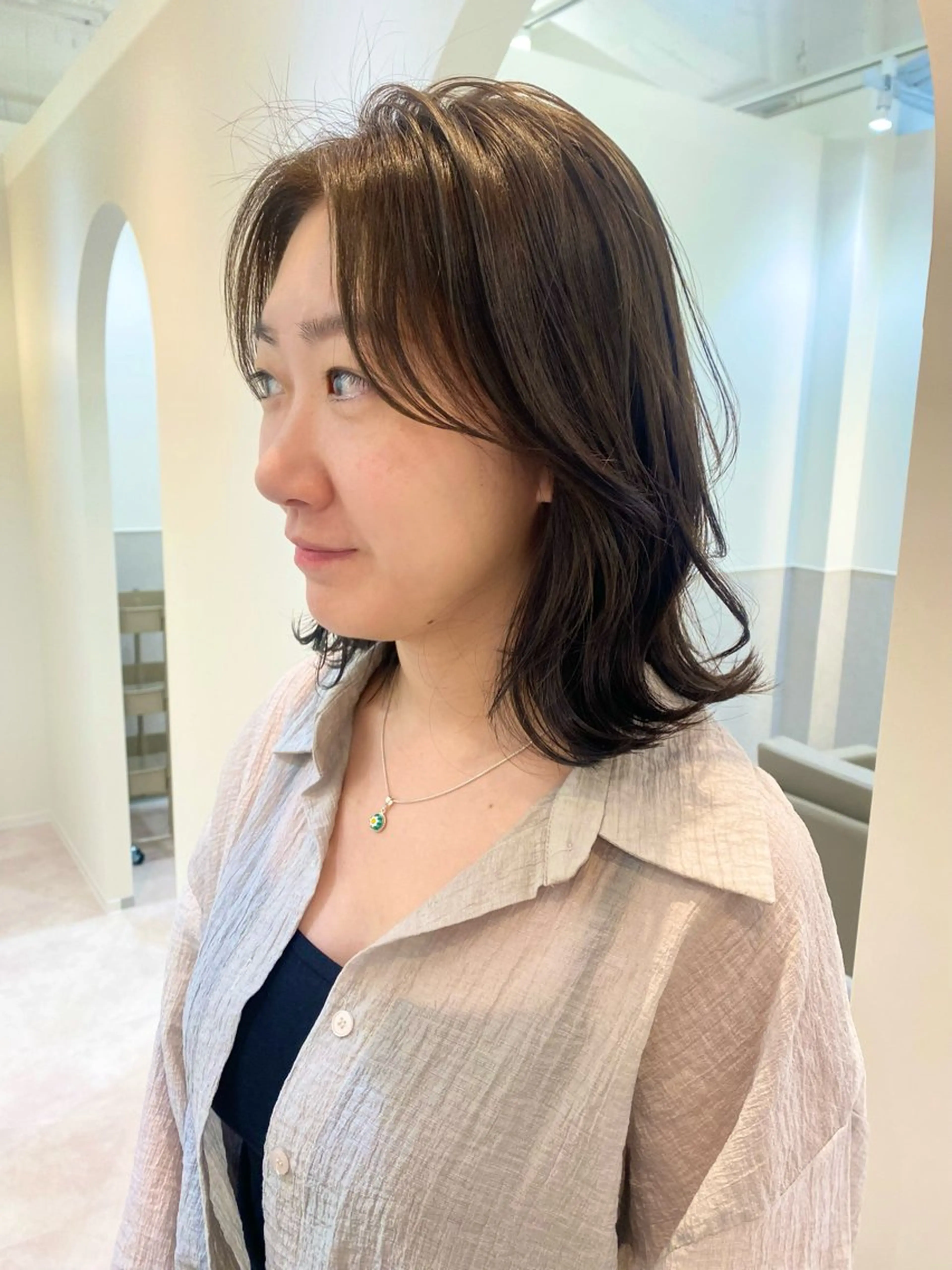 セミロング カラー オリーブグレー レイヤーカット 艶髪🌟髪質改善✨ Zinaヤマダ チサのヘアスタイル