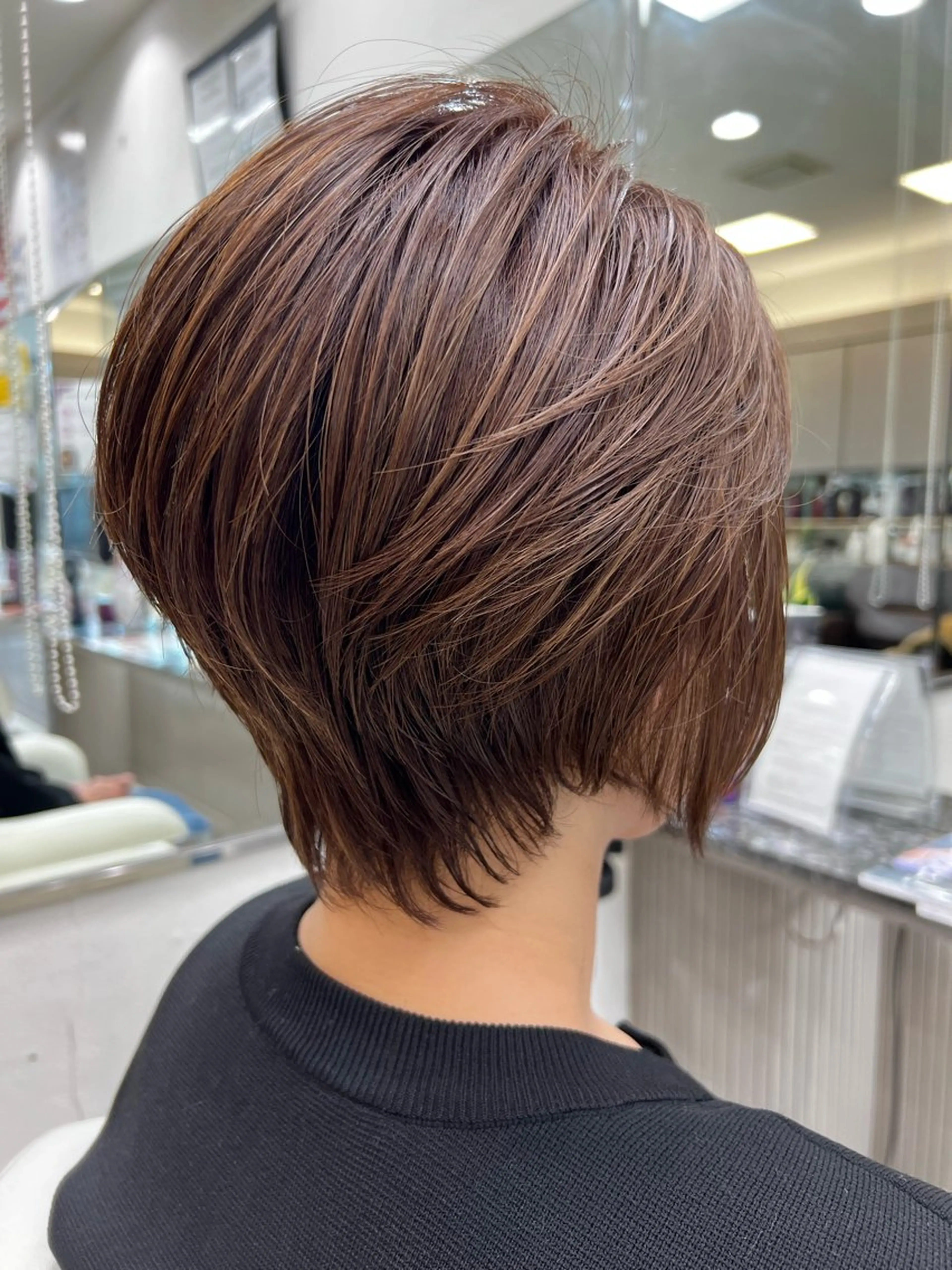 ショート カラー ショートボブ ベージュカラー ハイライトカラー ボブ ハイライト STELLA sannomiya所属・着付けアレンジ、スパ 定評あり◎タナカエミの眉毛・アイブロウイメージ