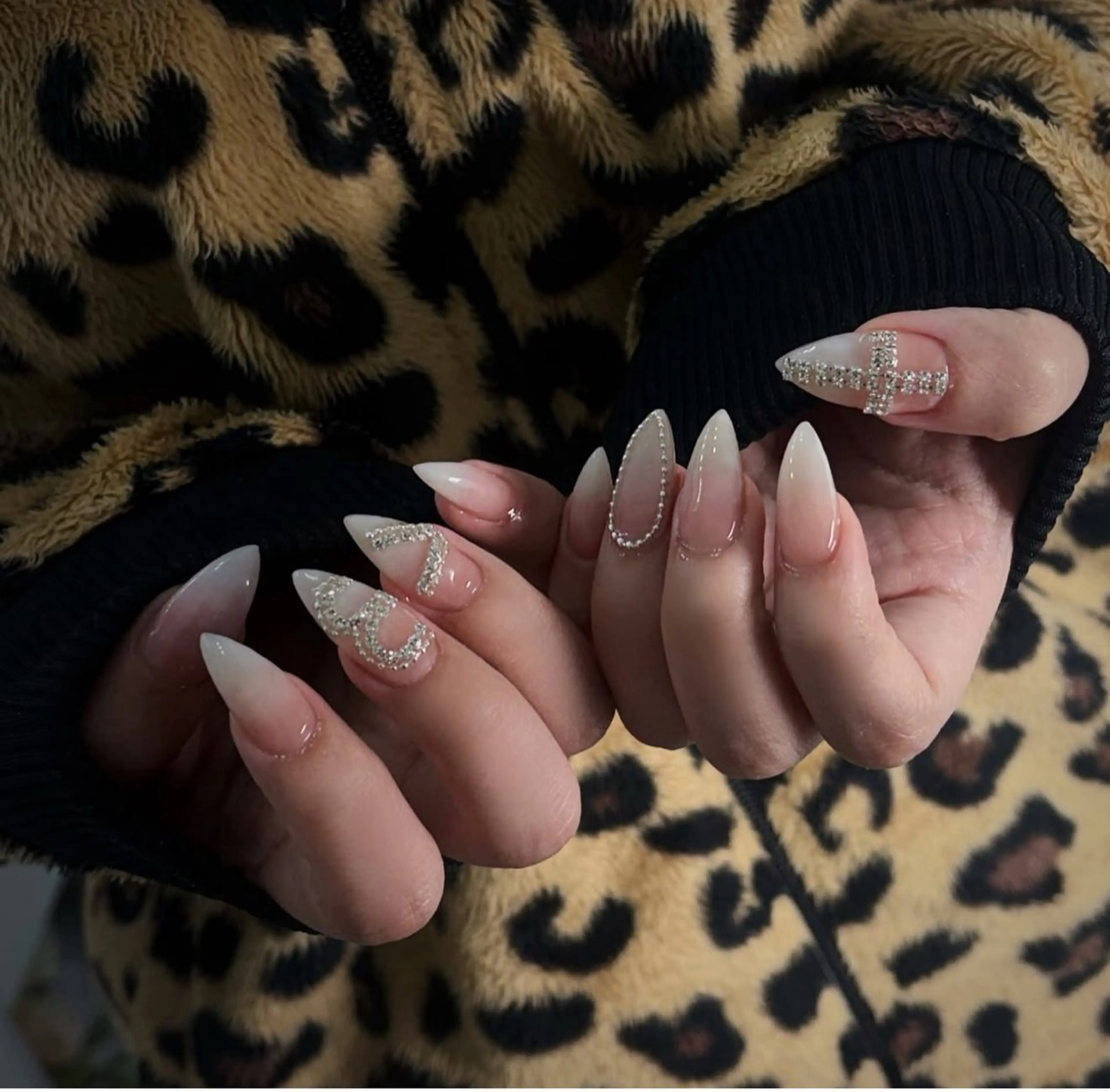 ネイル キラキラネイル マグネットネイル ぷっくりネイル 春ネイル ワンホンネイル ハンドネイル Lyna 池袋のネイルデザイン