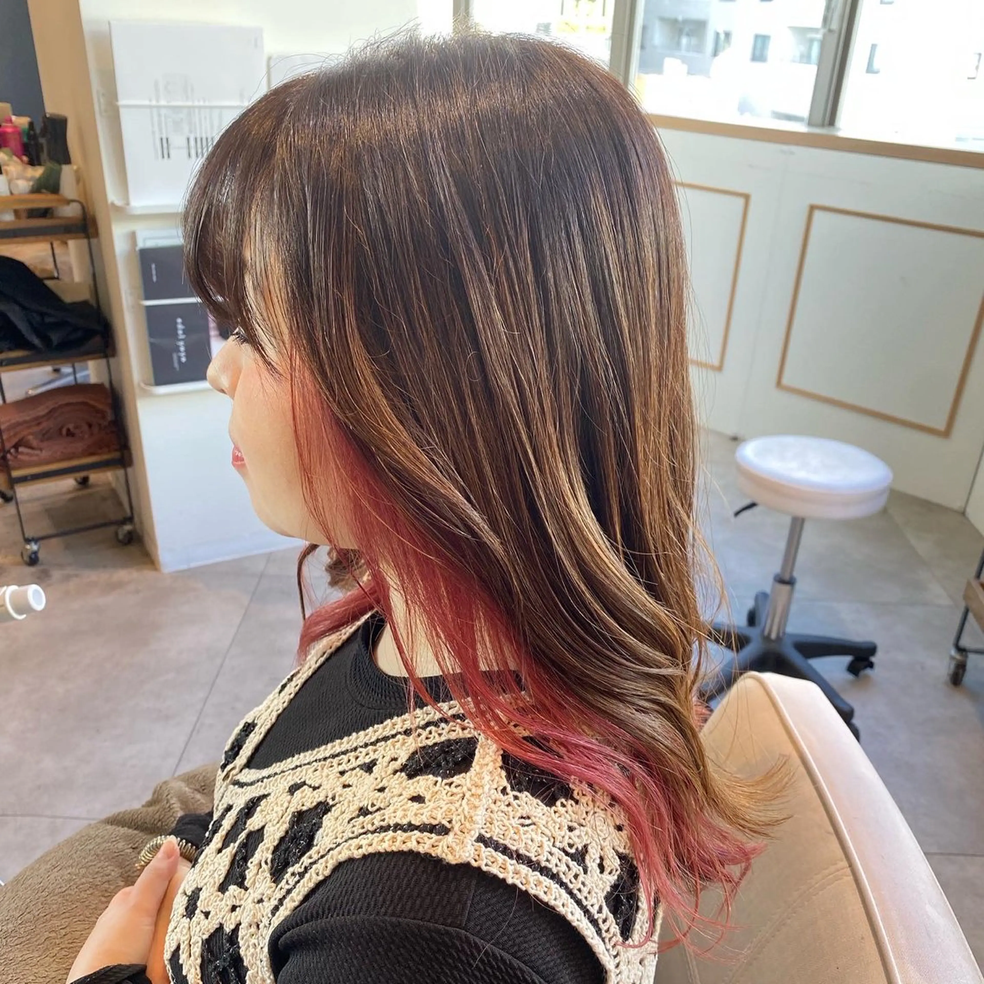 ロング カラー イヤリングカラー インナーカラー ピンクカラー カット ヘアカラー 南上 野々佳のヘアスタイル