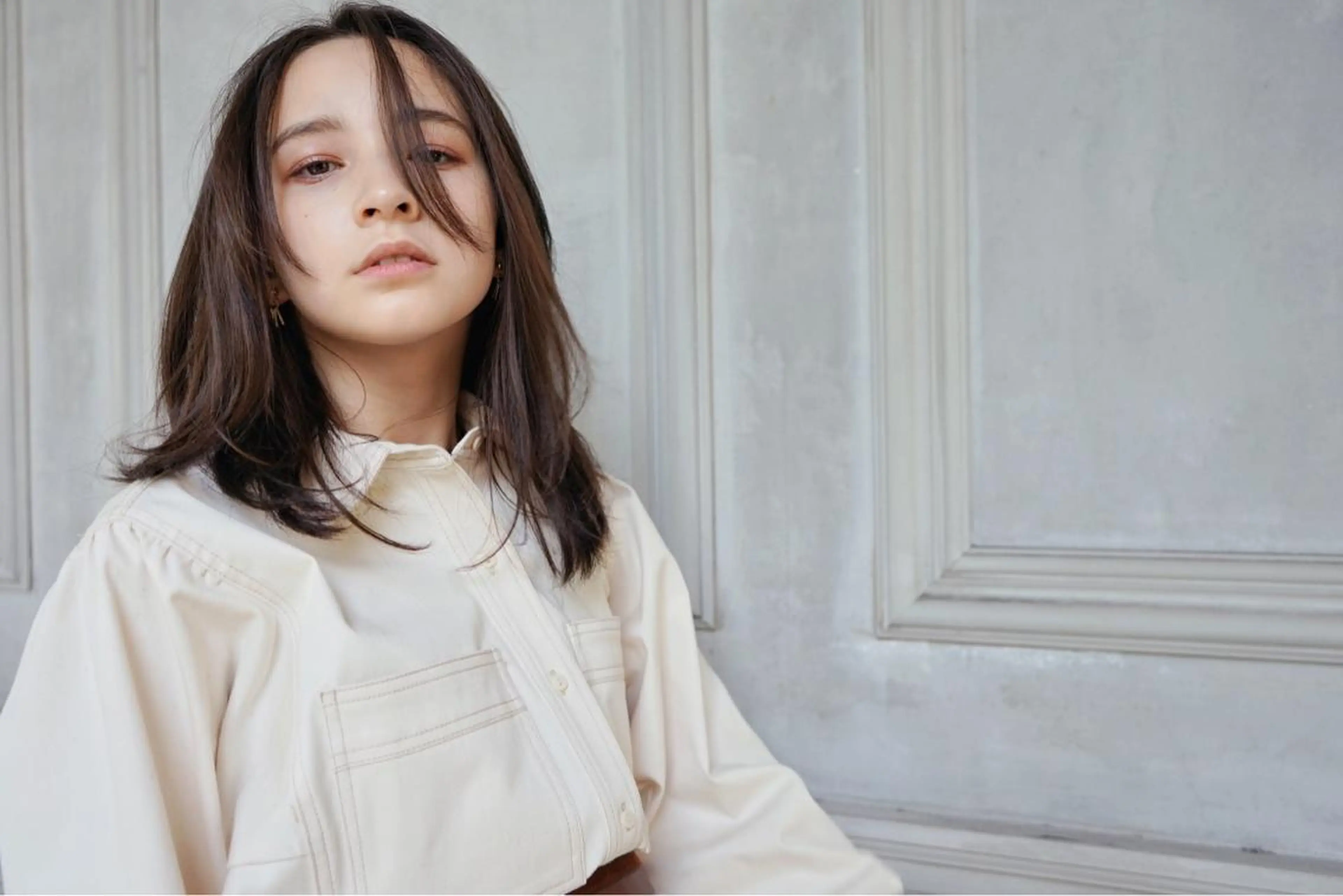 ミディアム カラー ベージュカラー フォギーベージュ グレージュ オリーブベージュ シースルーバング newi saLyu ネウィ　サリューのヘアスタイル