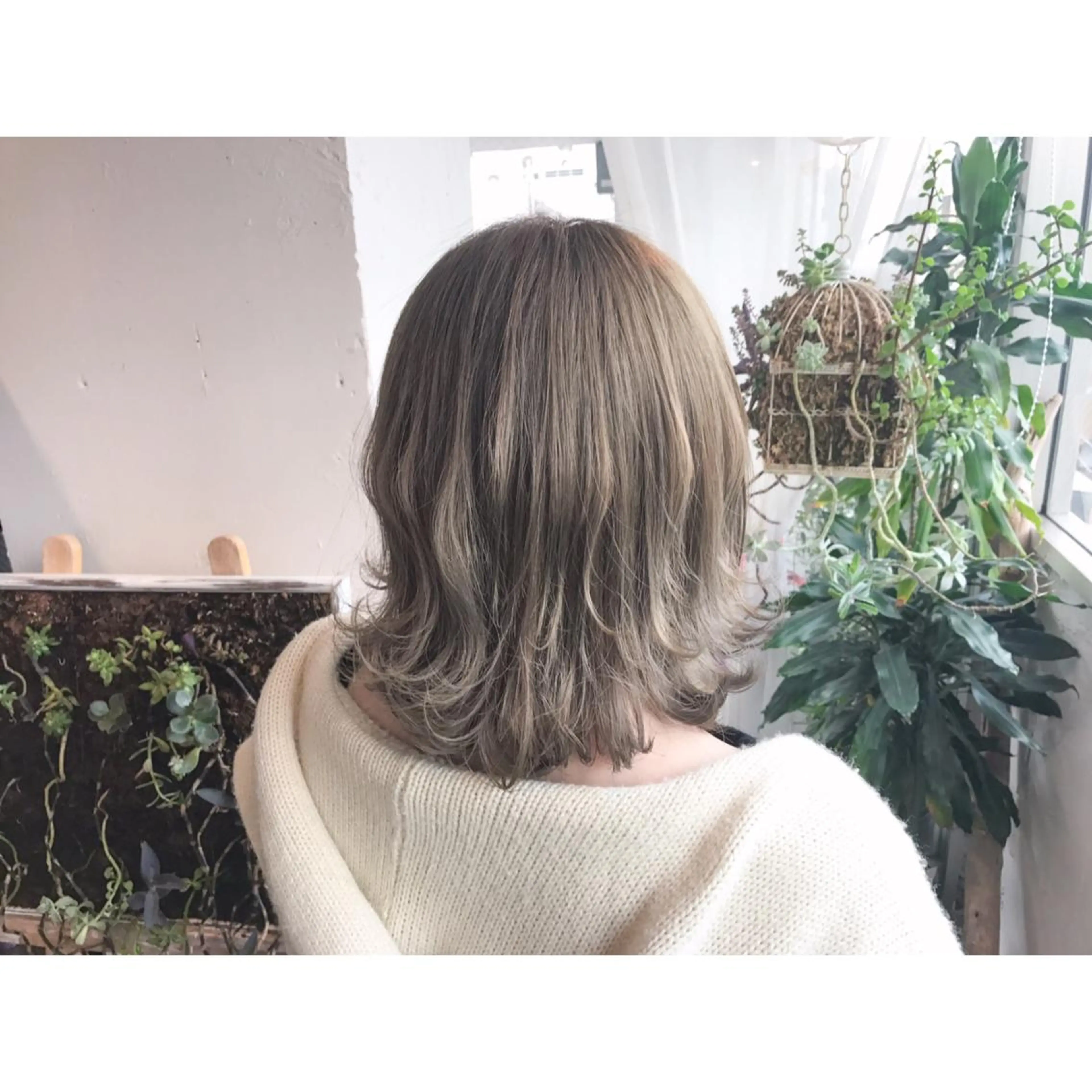 ミディアム カラー ブリーチ ブルーカラー ブルージュ ハイトーンカラー ショート/レイヤー なら石井知希のヘアスタイル