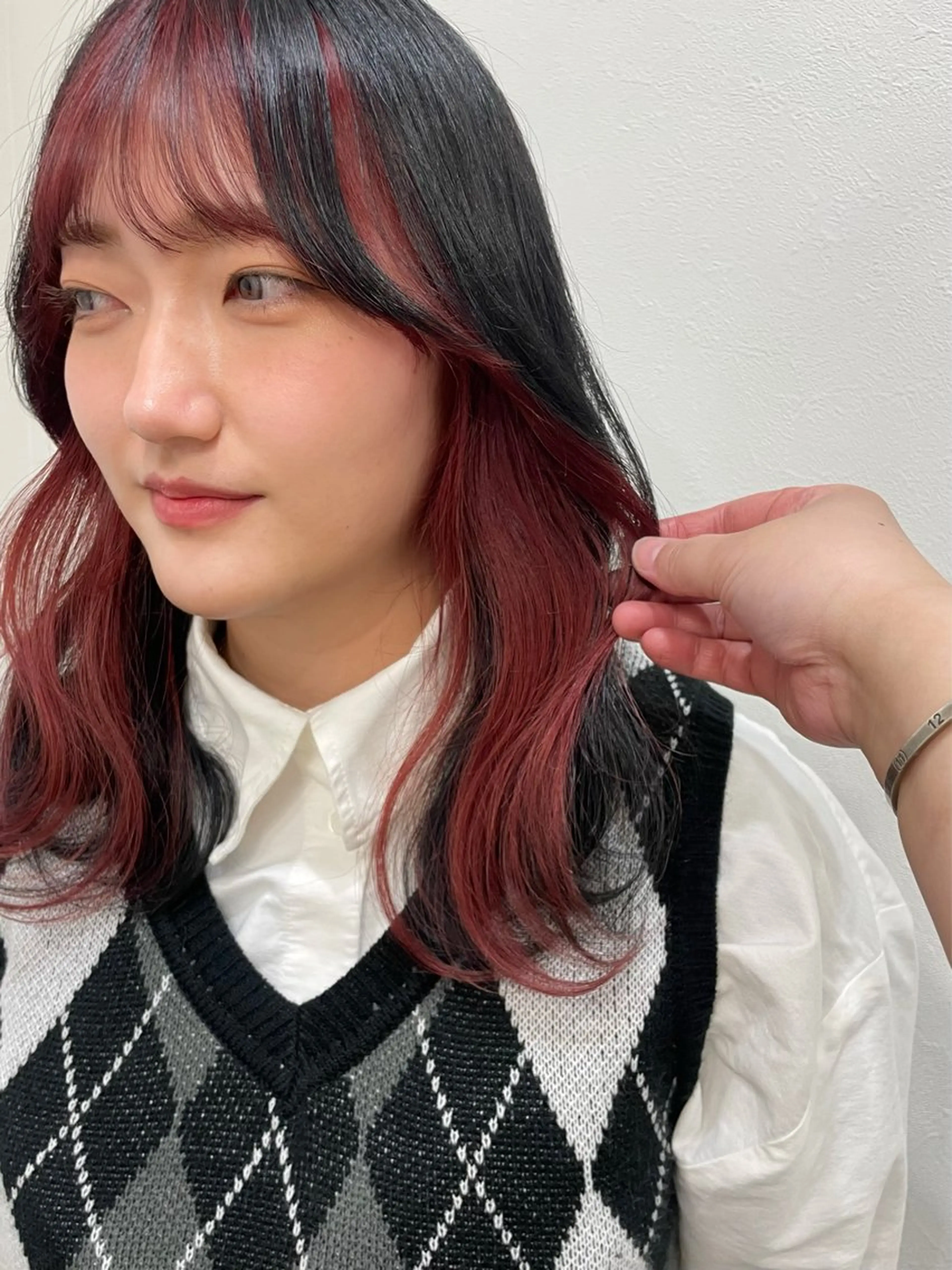 インナーカラー(ブリーチ込み)＋全体カラー＋韓国風カットの写真