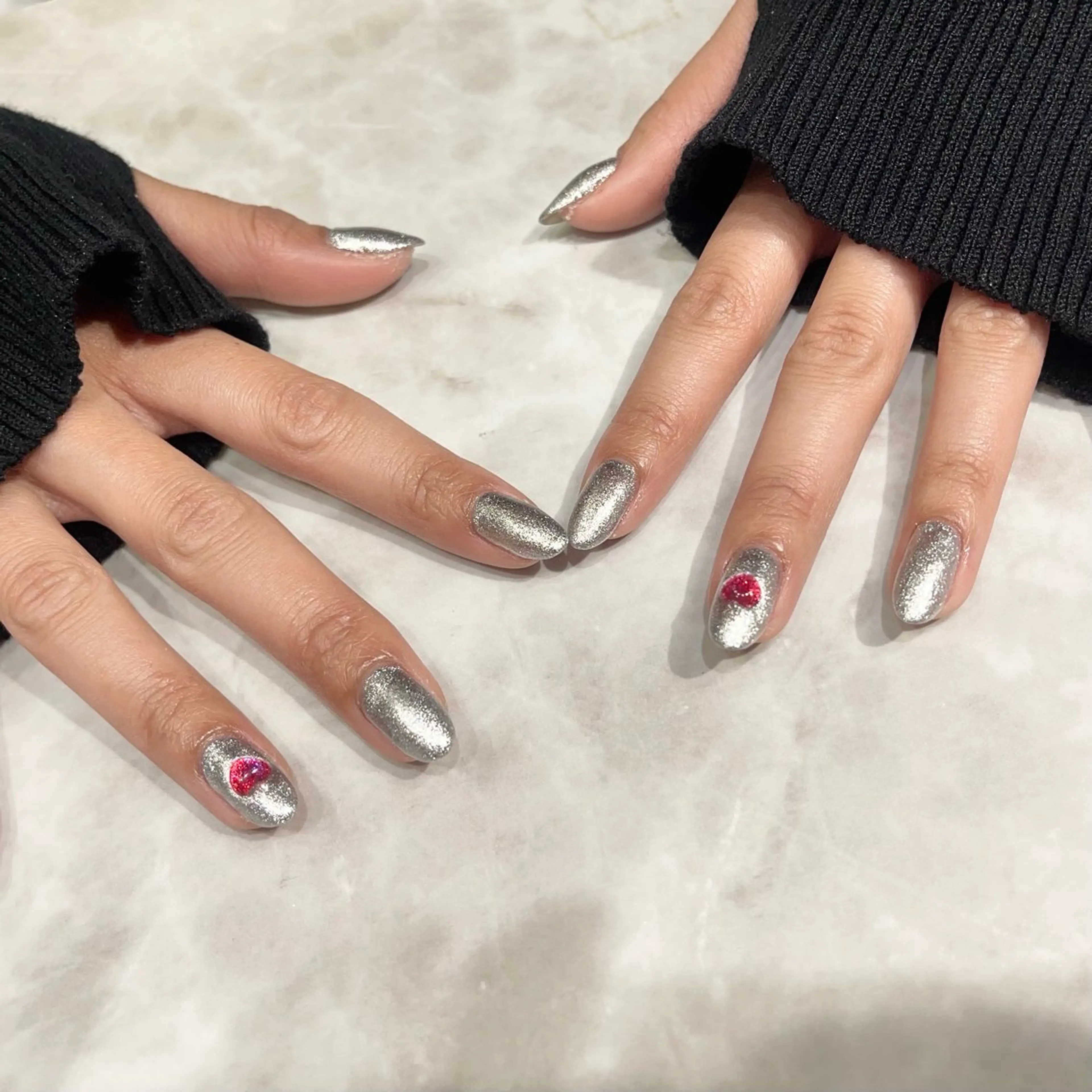 ネイル アートネイル ジェルネイル ハート ラメ(グリッター) シルバー ハンドネイル PlusOnenailsalon所属・粕屋ネイル＆耳つぼ 🫧Natsumiのネイルデザイン