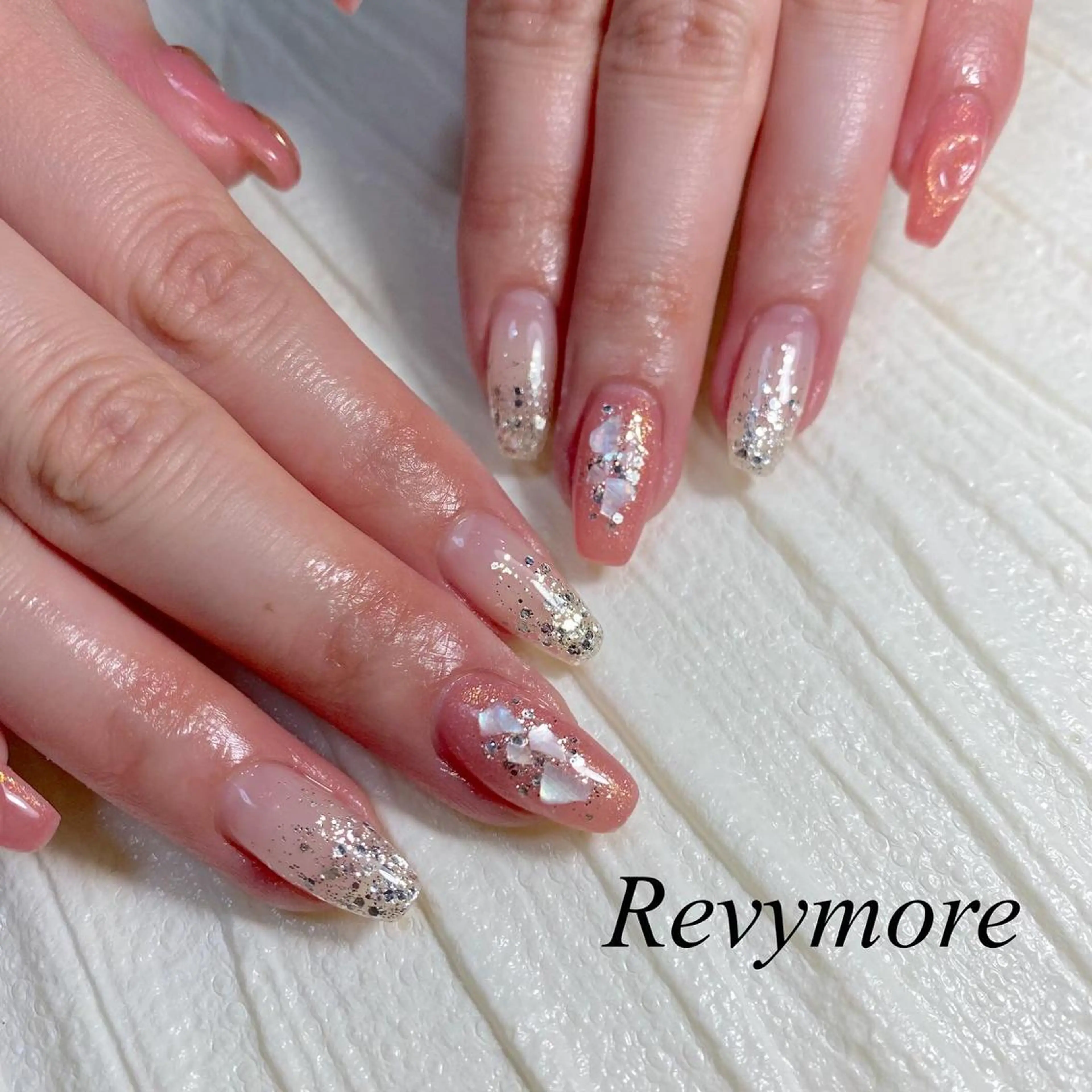 ミディアム ネイル 韓国風ヘア ジェルネイル キラキラネイル 韓国ネイル ニュアンスネイル nail salon Revymore所属・nail salon Revymoreのネイルデザイン