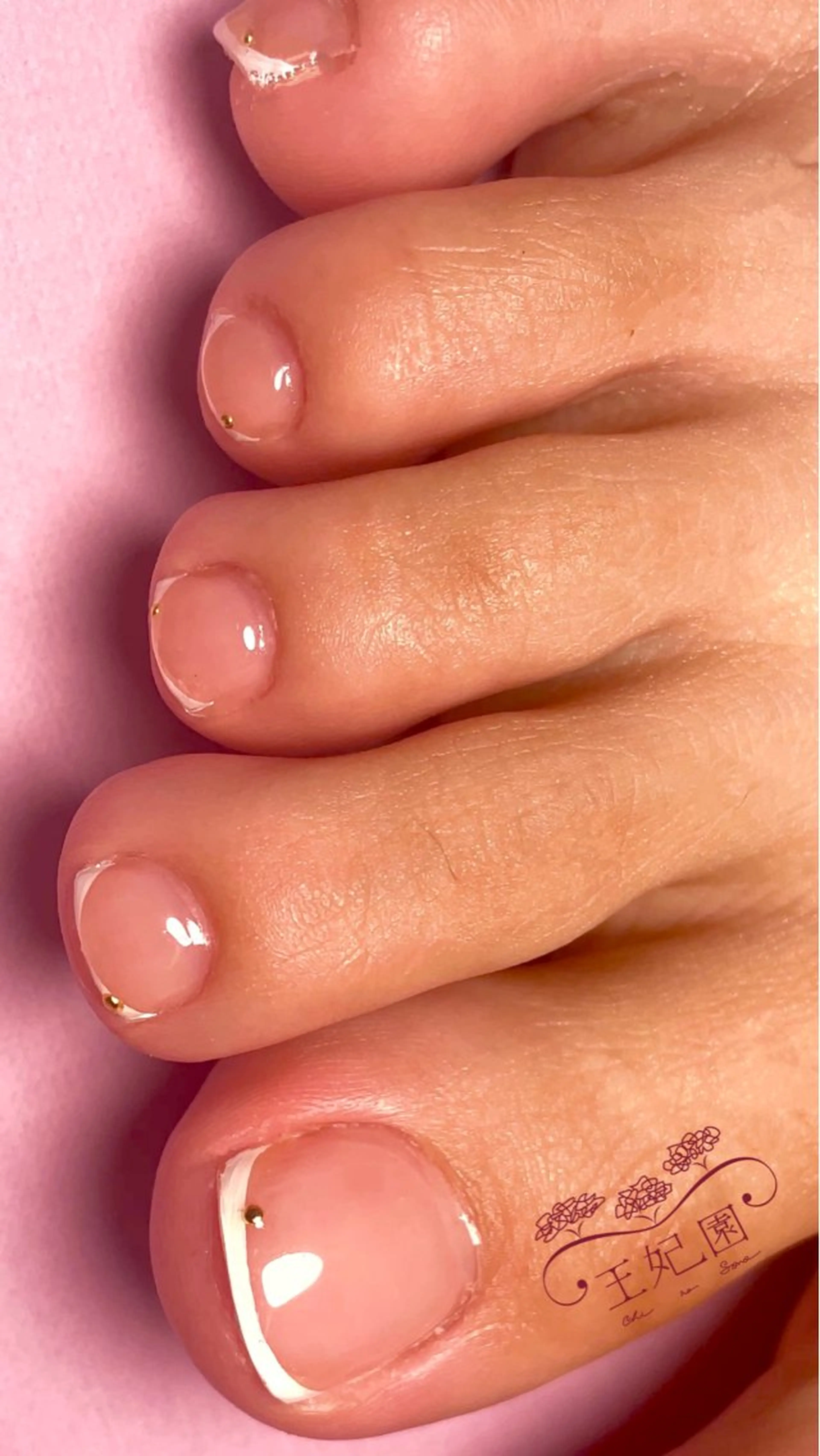 ネイル フットネイル フレンチネイル キラキラネイル スクエアネイル ストーンネイル nail salon王妃の園所属・王妃の園 ohinosonoのネイルデザイン