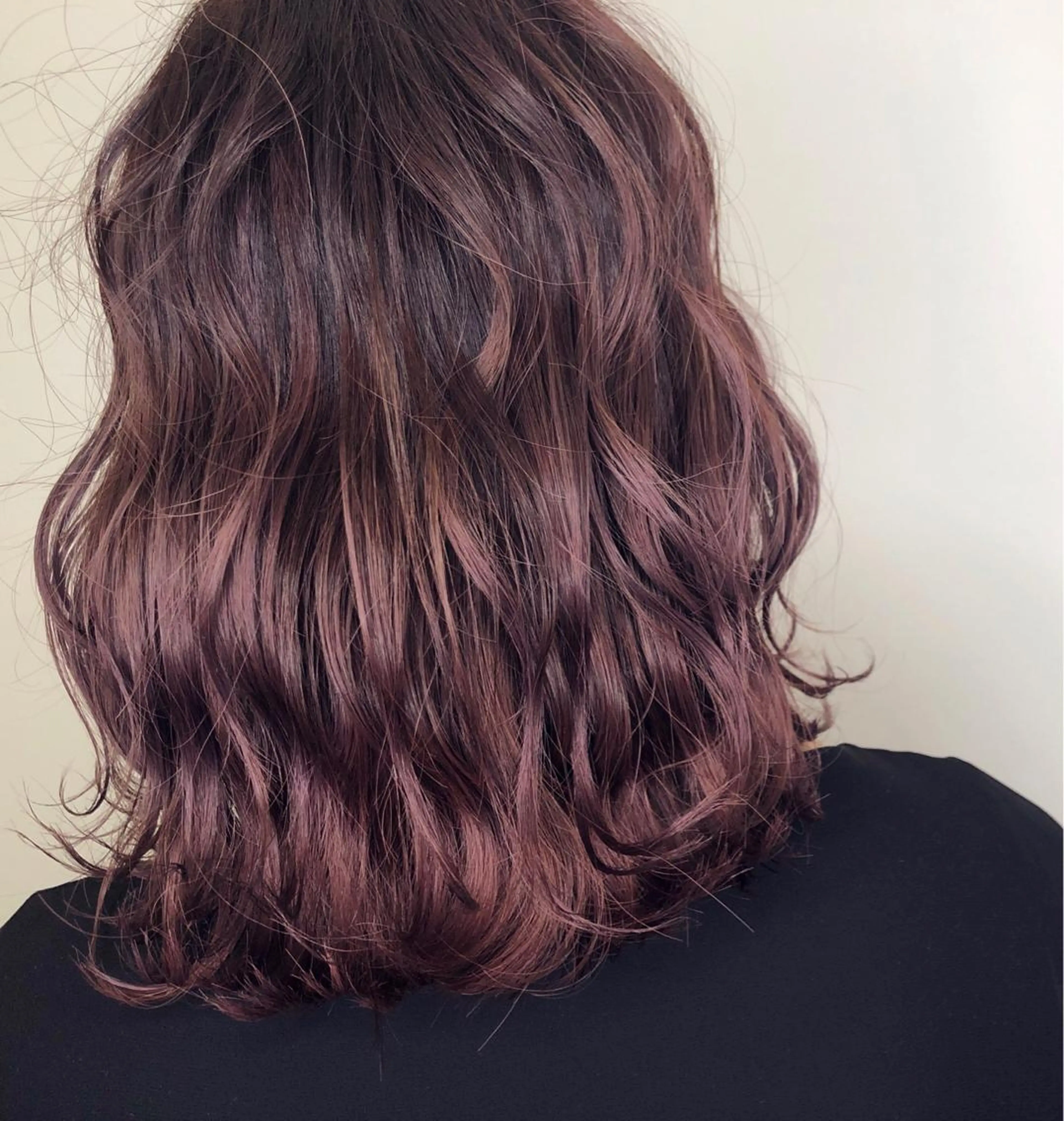 ミディアム カラー ブリーチ グレージュ バイオレットカラー バイオレットグレージュ ヘアカラー トリートメント メンズ レイヤー ウルフ 弓木啓輔のヘアスタイル