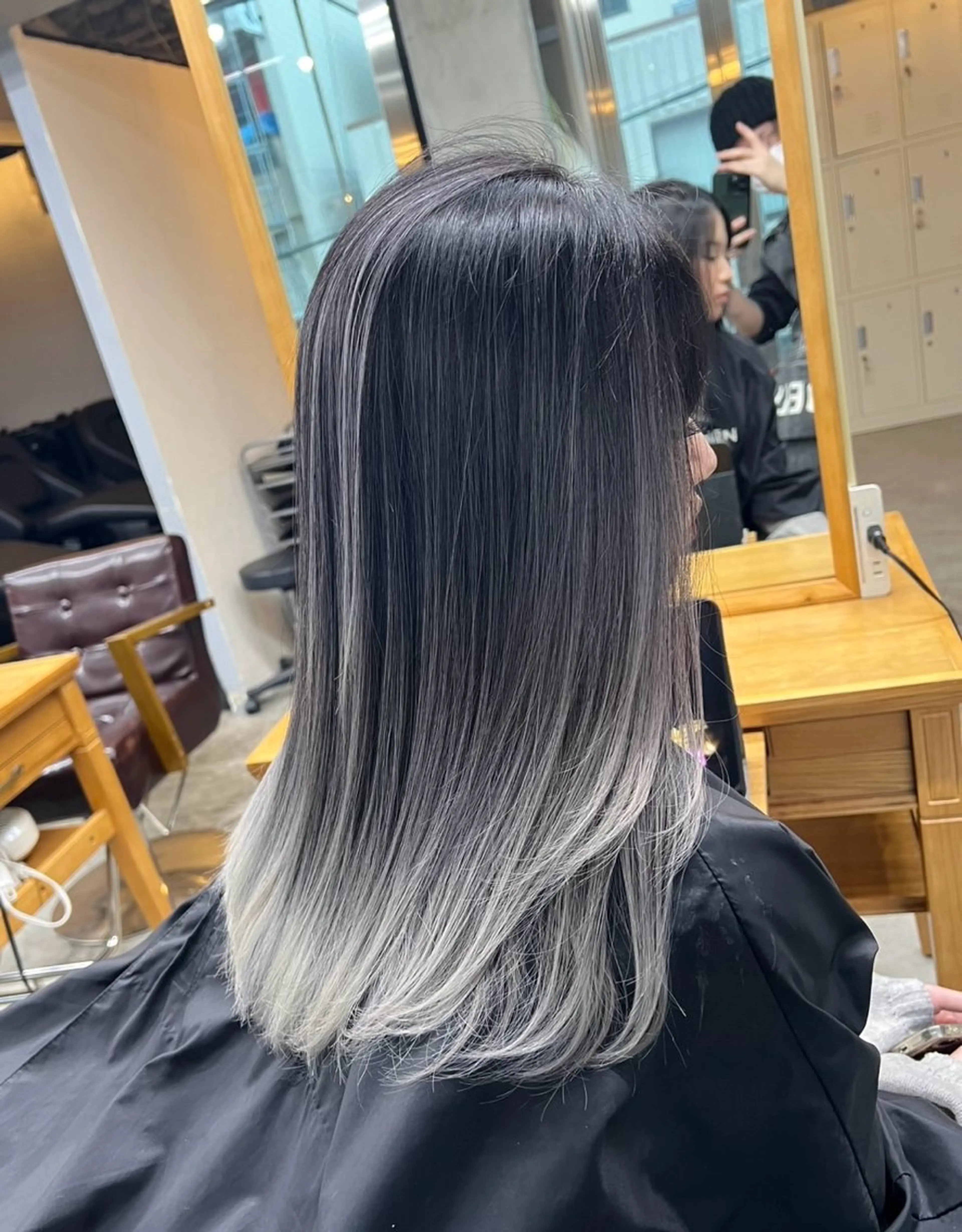 セミロング カラー バレイヤージュ シルバー ホワイトシルバー レイヤーカット ヘアカラー トリートメント ROBIN所属・指名数No.1 /NAOYAのヘアスタイル