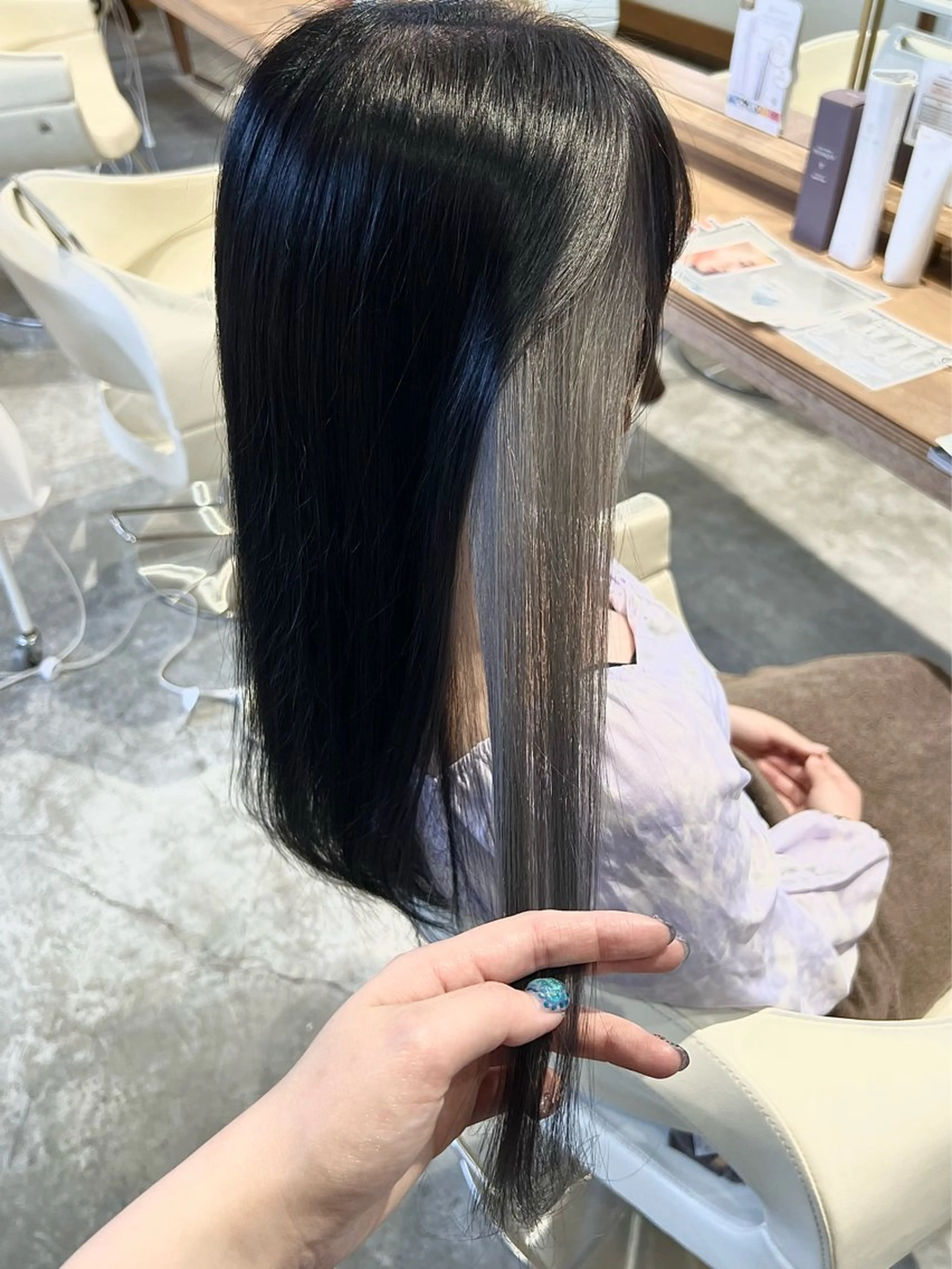 ロング カラー 黒髪 ブルーカラー ブルーブラック イヤリングカラー シルバー カット ヘアカラー フラム所属・WATANABE MISAKIのヘアスタイル