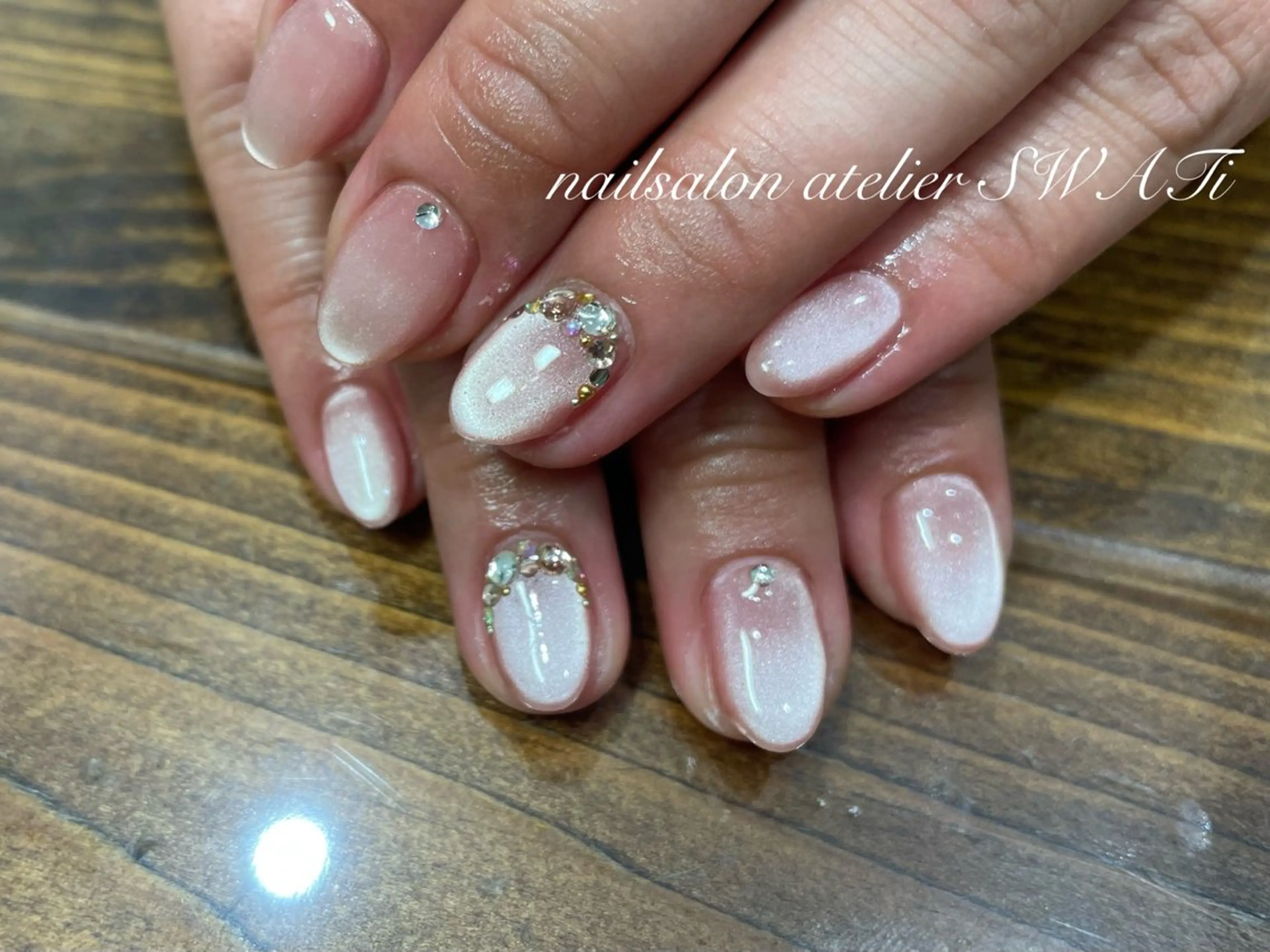 ネイル ストーンネイル ハンドネイル ヘアーサロン大野所属・nailsalon SWATiのネイルデザイン
