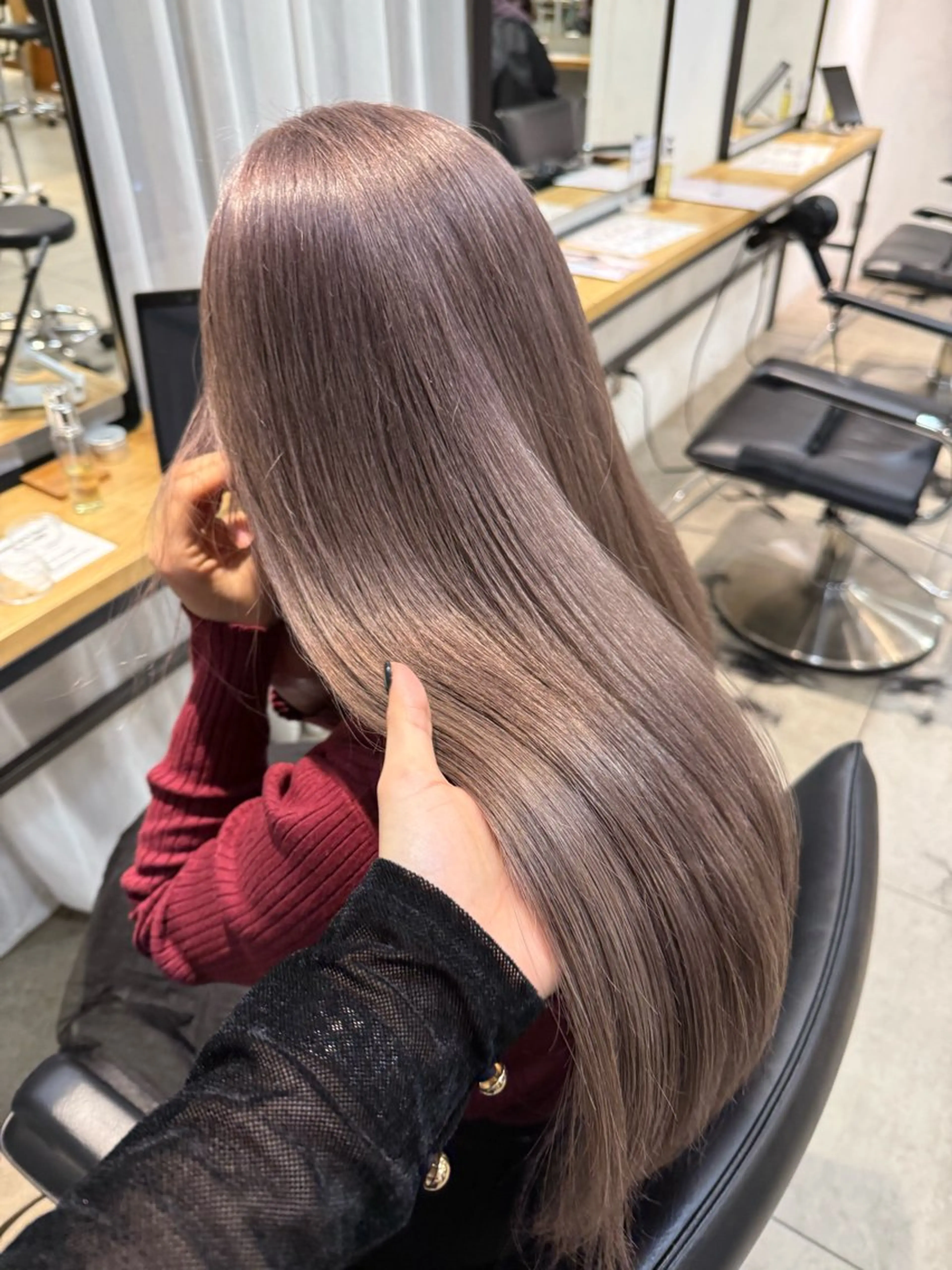 ロング カラー ミルクティー× グレージュMOMOのヘアスタイル