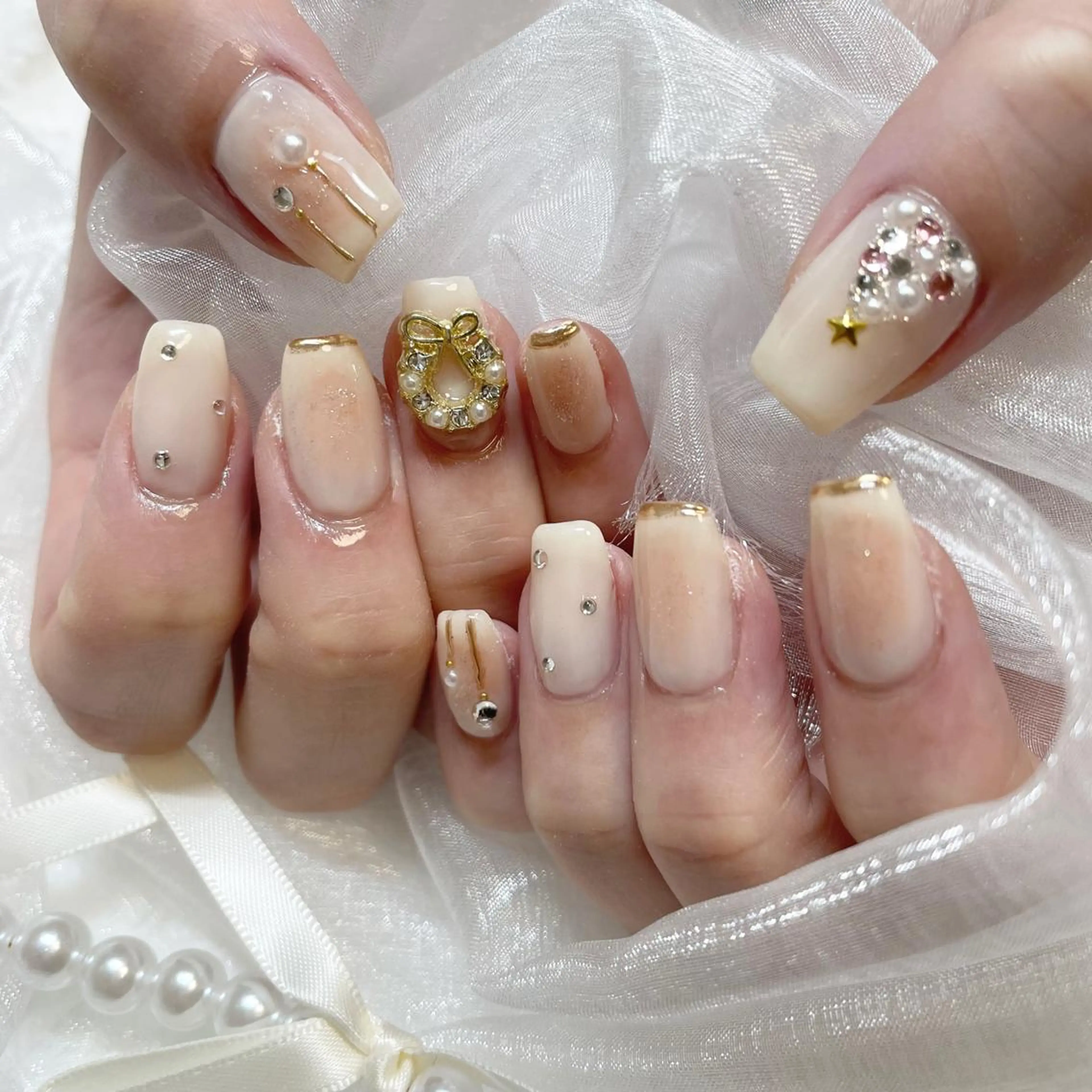 ネイル ジェルネイル キラキラネイル 韓国ネイル 持ち込み ワンカラーネイル ハンドネイル fiore nail 🦋のネイルデザイン