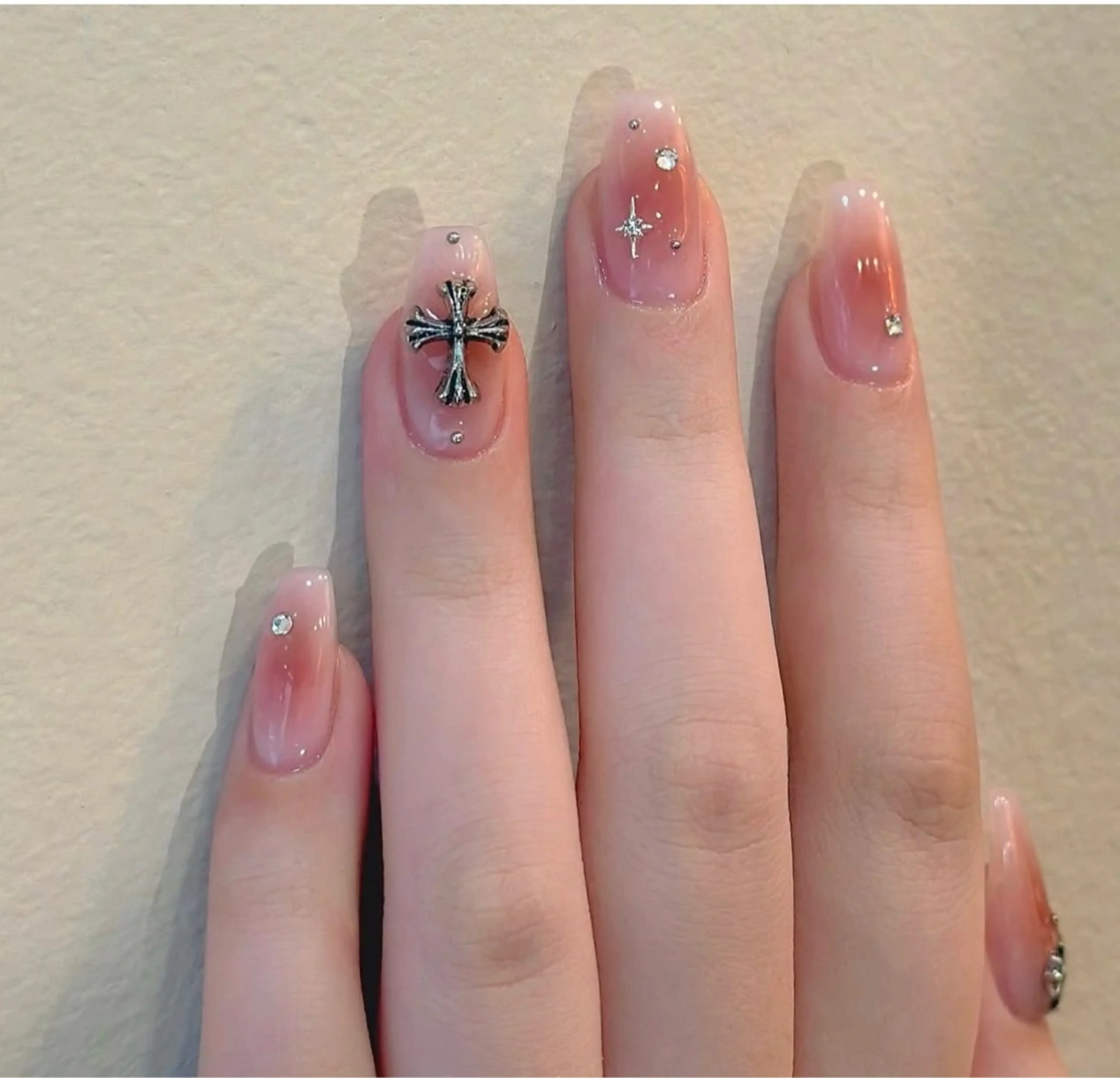 チークネイル 40色から選べます。の写真