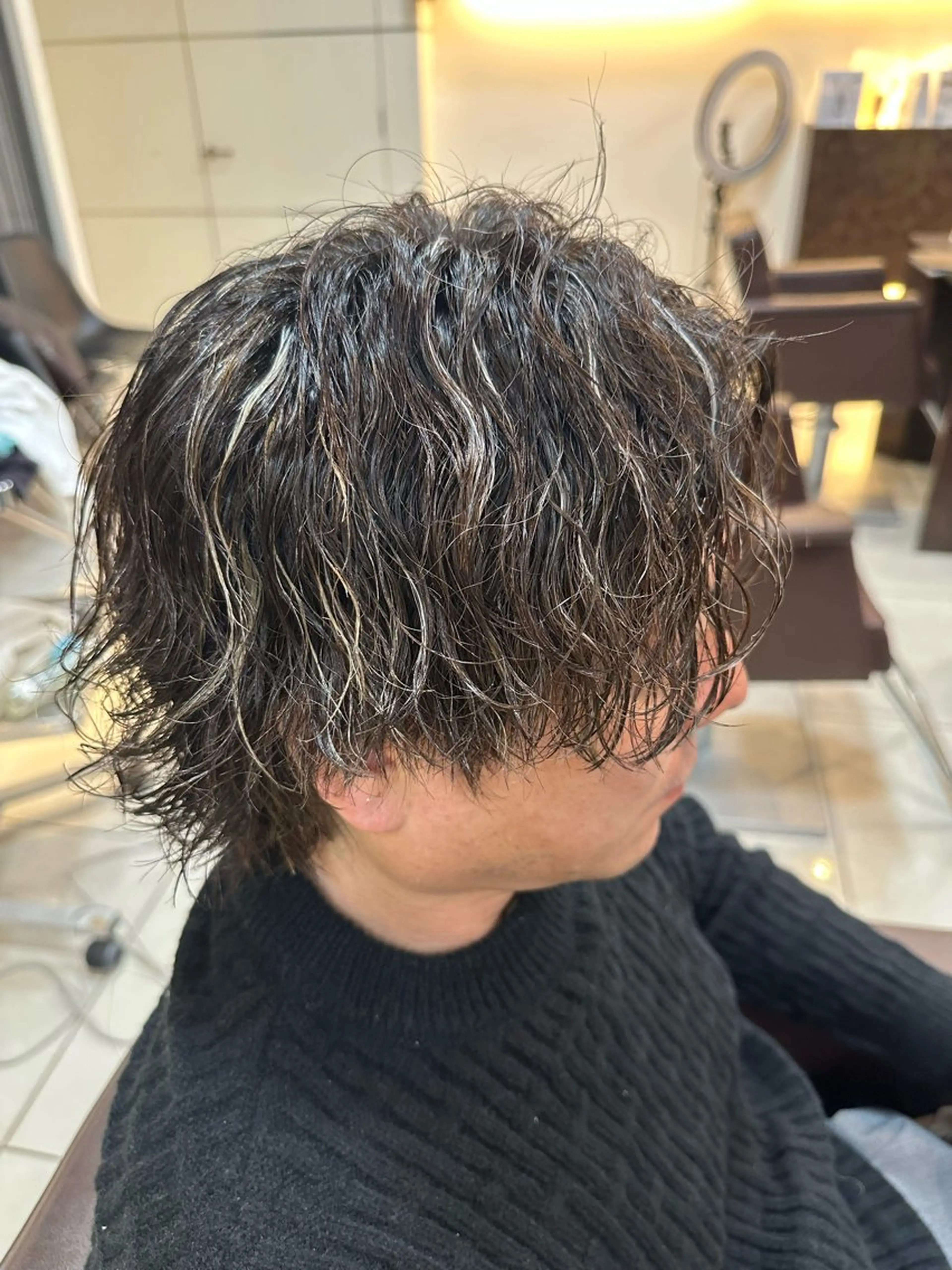 セミロング 海外風パーマ 健人のヘアスタイル