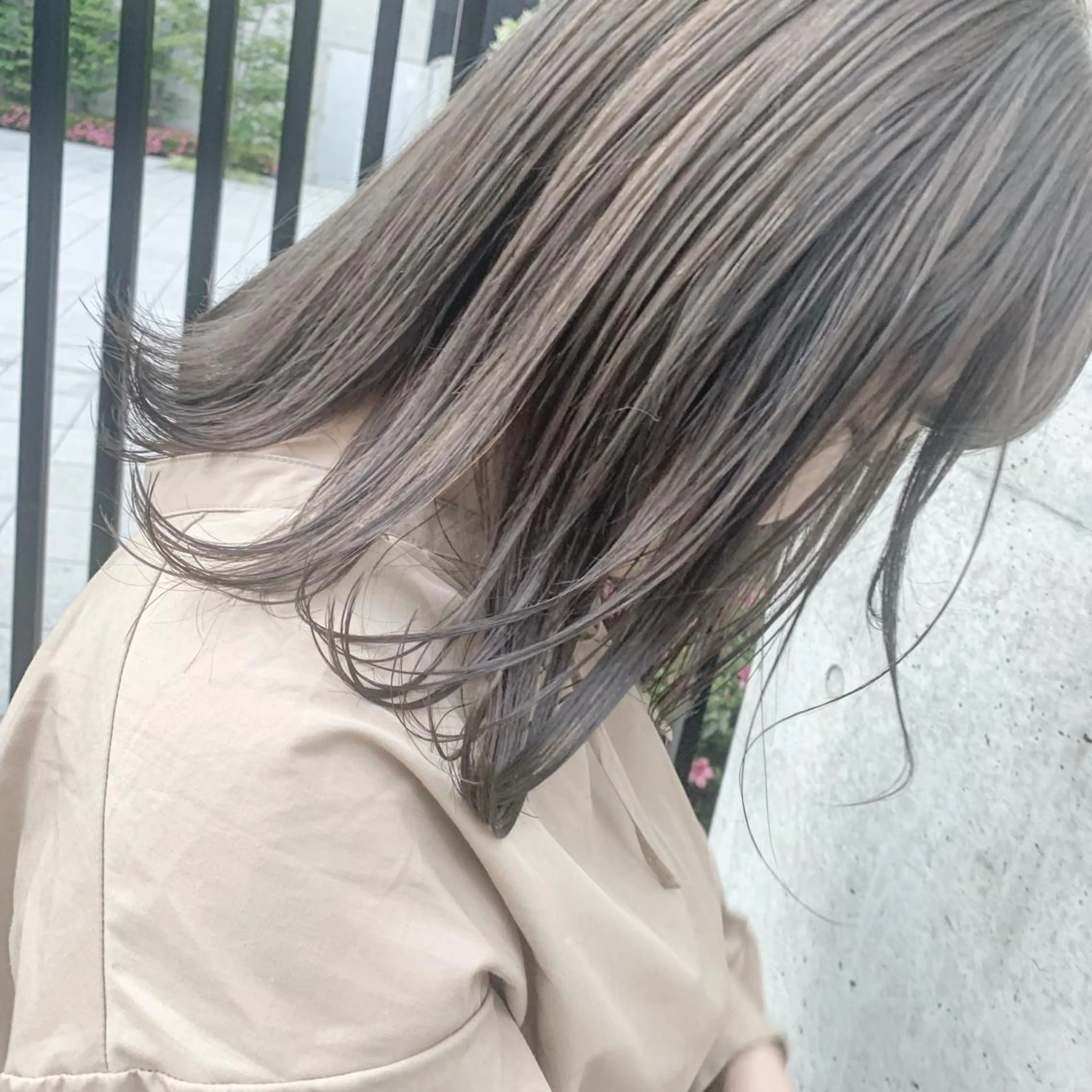 ミディアム カラー ヘアアレンジ ベージュカラー ブリーチ ミルクティーベージュ 垢抜け案内人 鈴木聖矢✂️のヘアスタイル