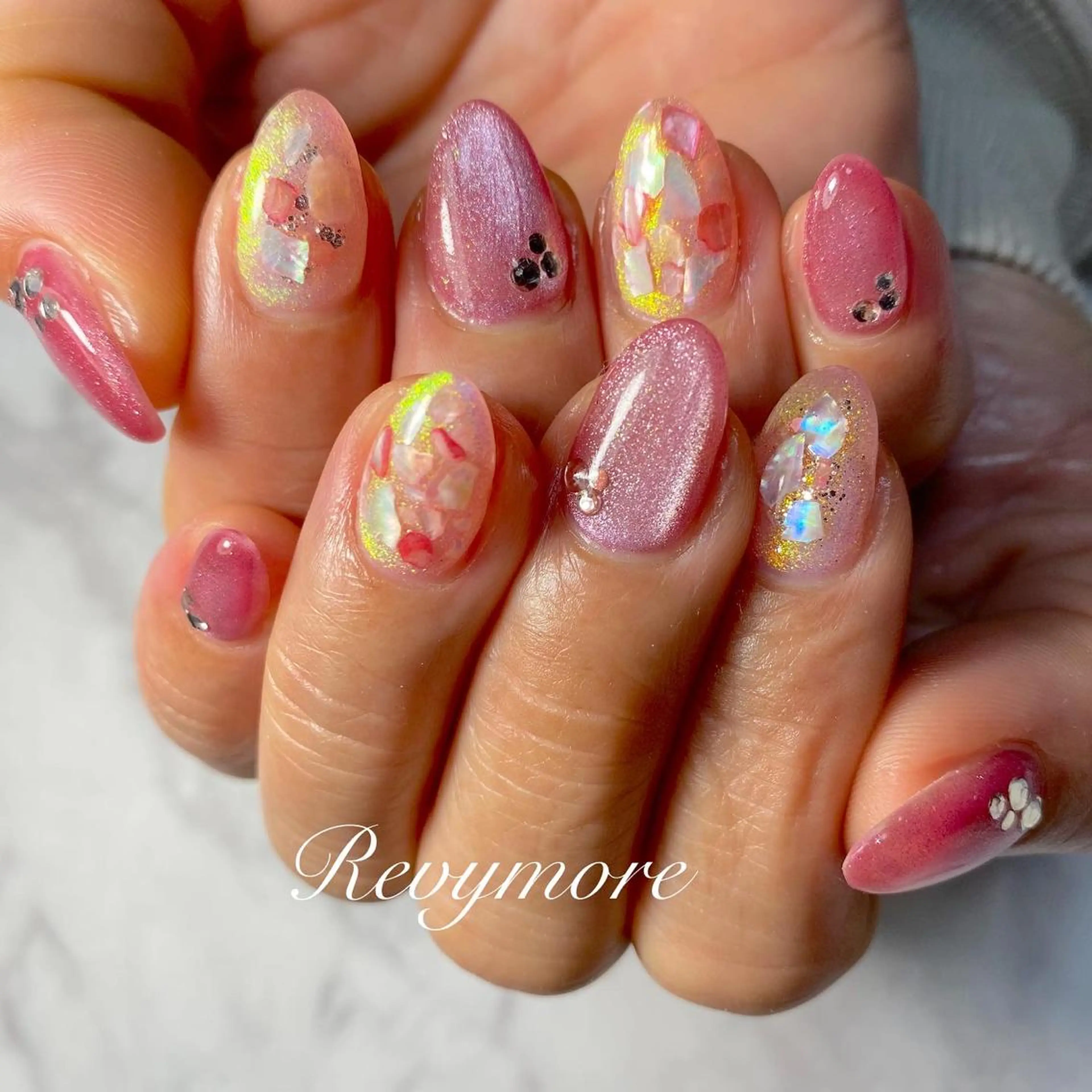 ミディアム ネイル 韓国風ヘア ジェルネイル キラキラネイル 韓国ネイル ニュアンスネイル nail salon Revymore所属・nail salon Revymoreのネイルデザイン