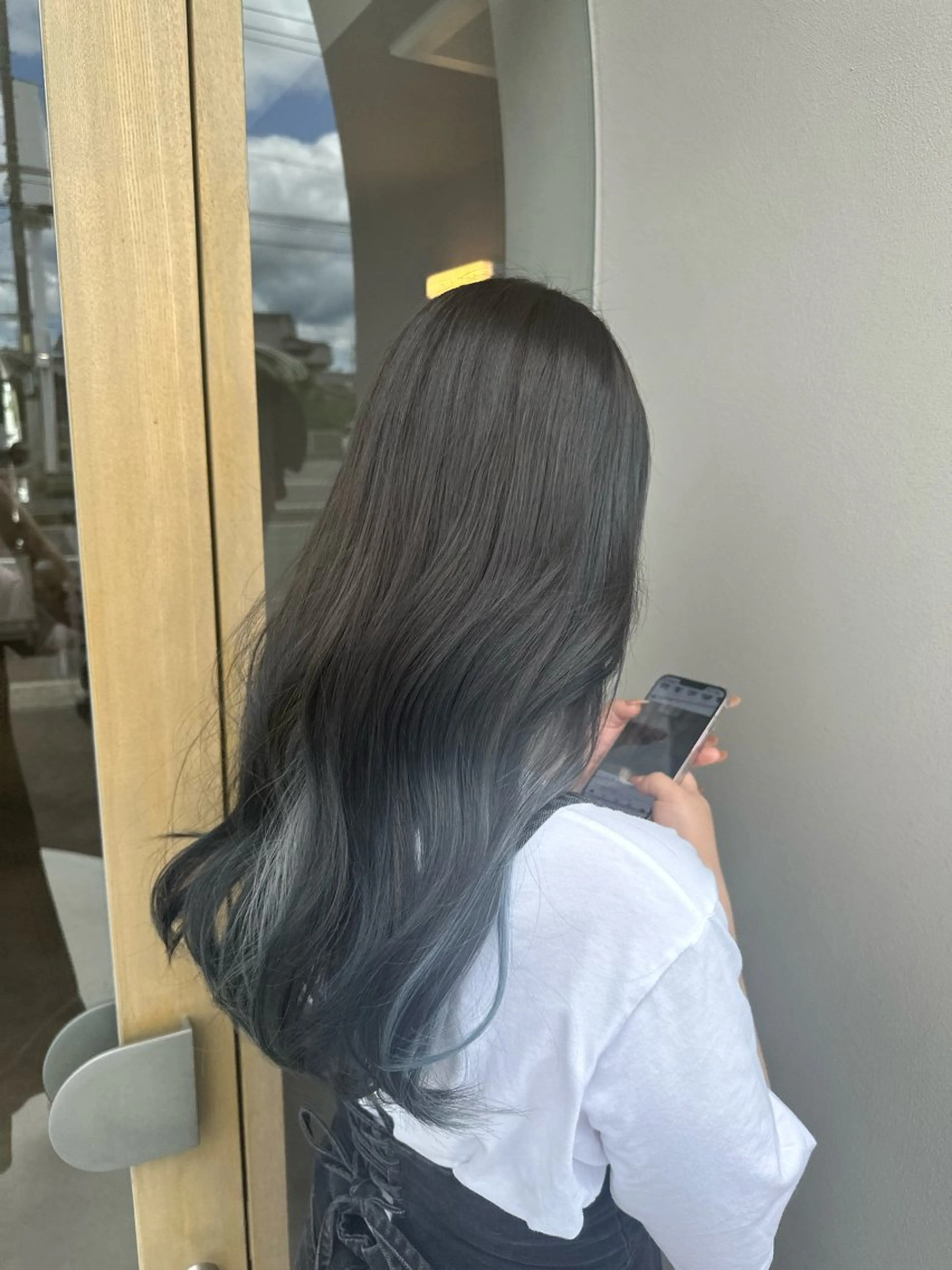 カラー 黒髪 ブルーカラー ブルーブラック インナーカラー シルバー 内田 成美のヘアスタイル