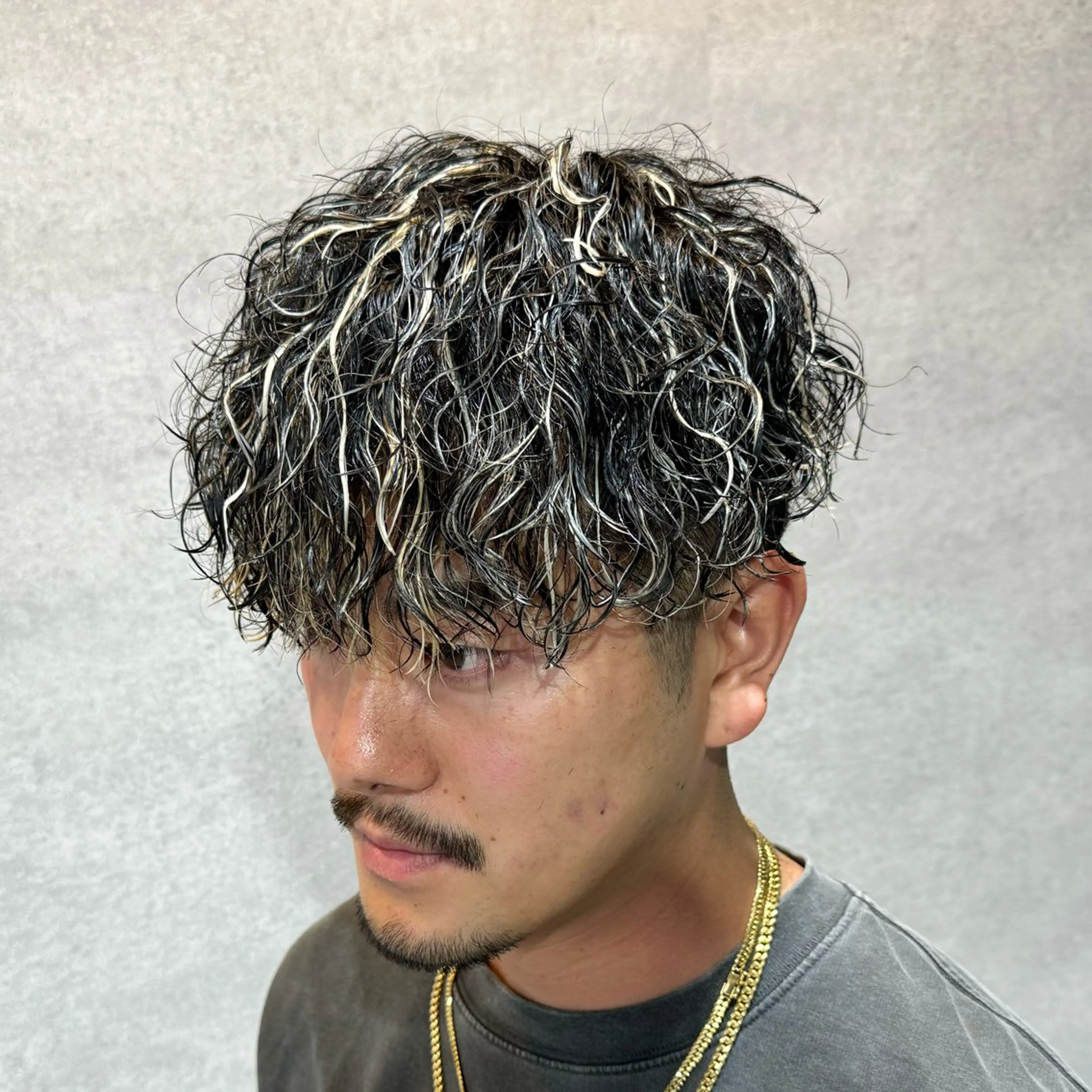 ショート カラー パーマ ヘアアレンジ メンズ センターパート メンズハイライト メンズメッシュ マッシュ メンズパーマ 仕上がり満足度No. 1🔥BLUCK🔥のヘアスタイル