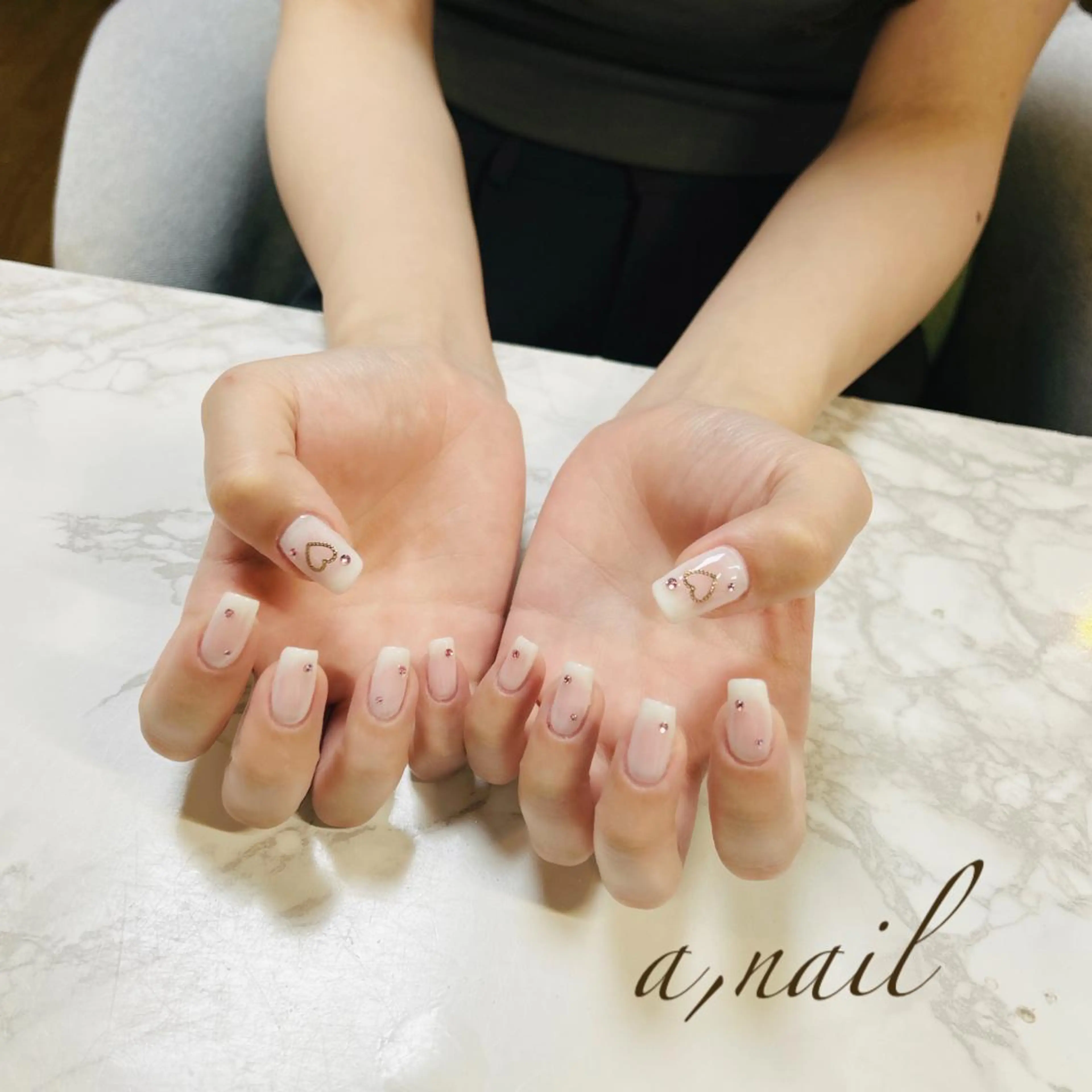 ネイル チークネイル ジェルネイル グラデーション ハート キラキラネイル ハンドネイル ネイルサロン エーネイルのネイルデザイン