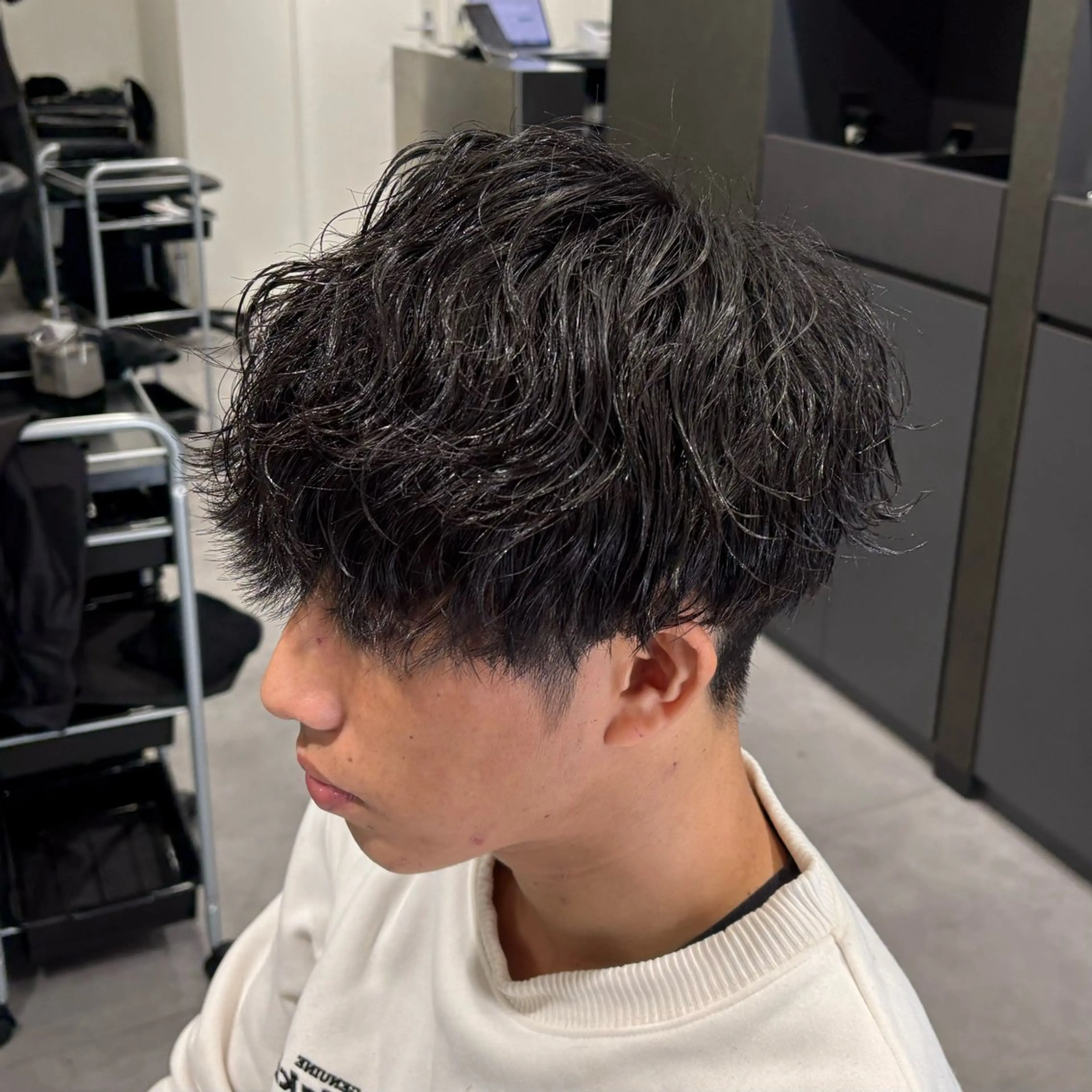 ミディアム パーマ メンズ ミディアムパーマ マッシュ メンズパーマ 波巻きパーマ カット パーマ 🐦‍🔥フェザーパ ーマ🐦‍🔥きるやのヘアスタイル