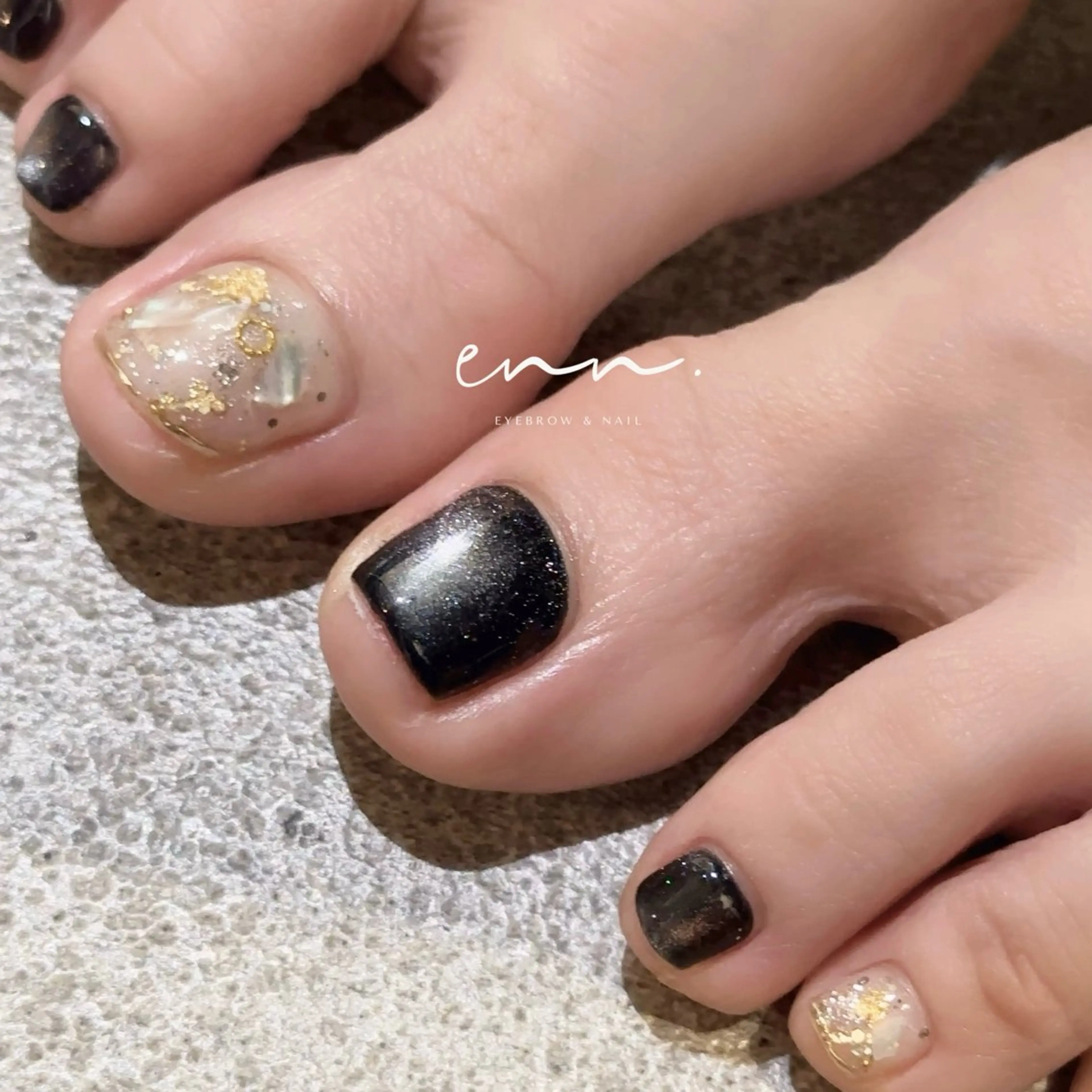 ネイル アートネイル ドット フラッシュネイル フットネイル ジェルネイル enn.《エンドット》所属・enn. 【眉毛/ネイル】のネイルデザイン