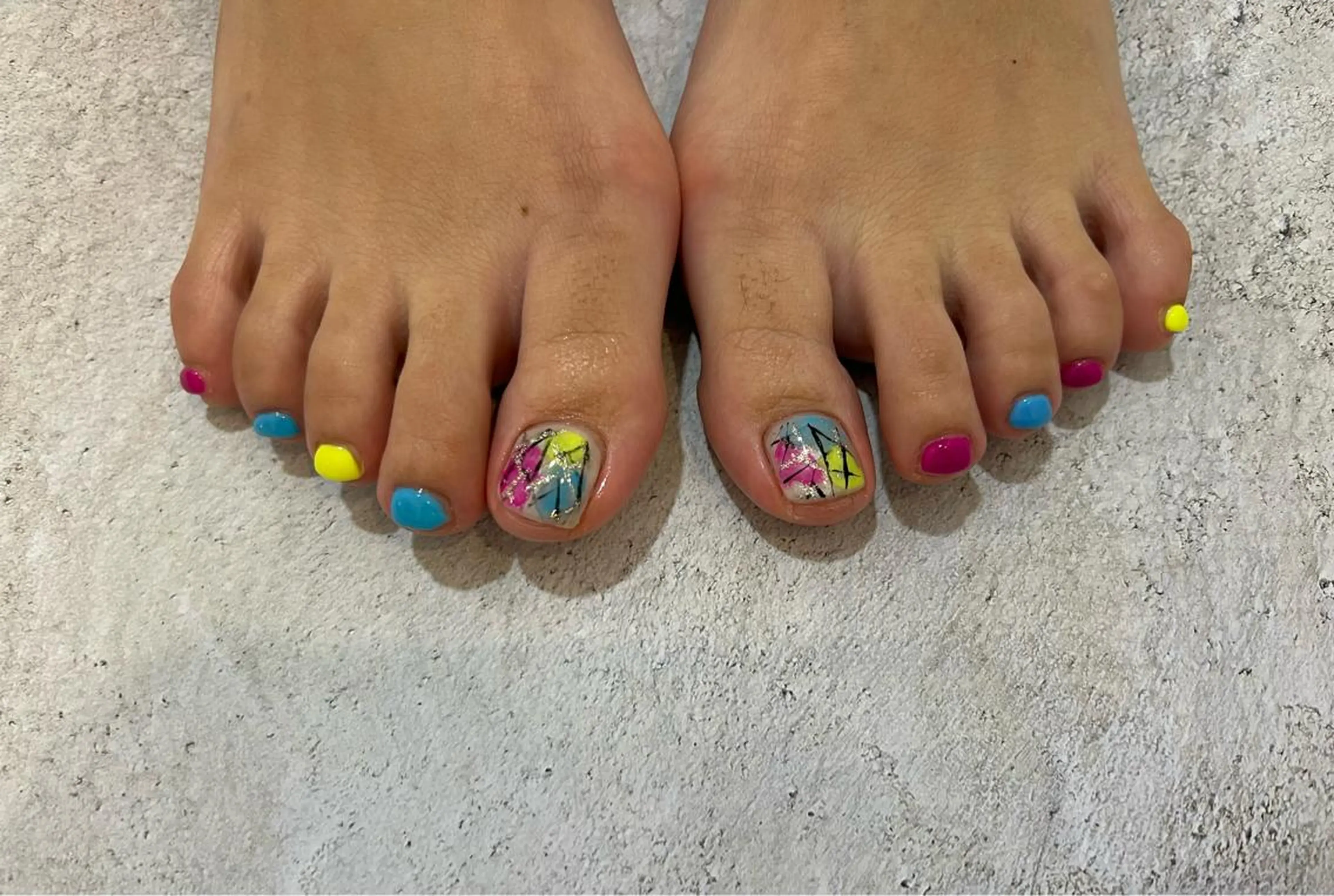 フットネイル🦶親指２本アート🌺【オフ有り】（大きいパーツは別料金になります。）の写真