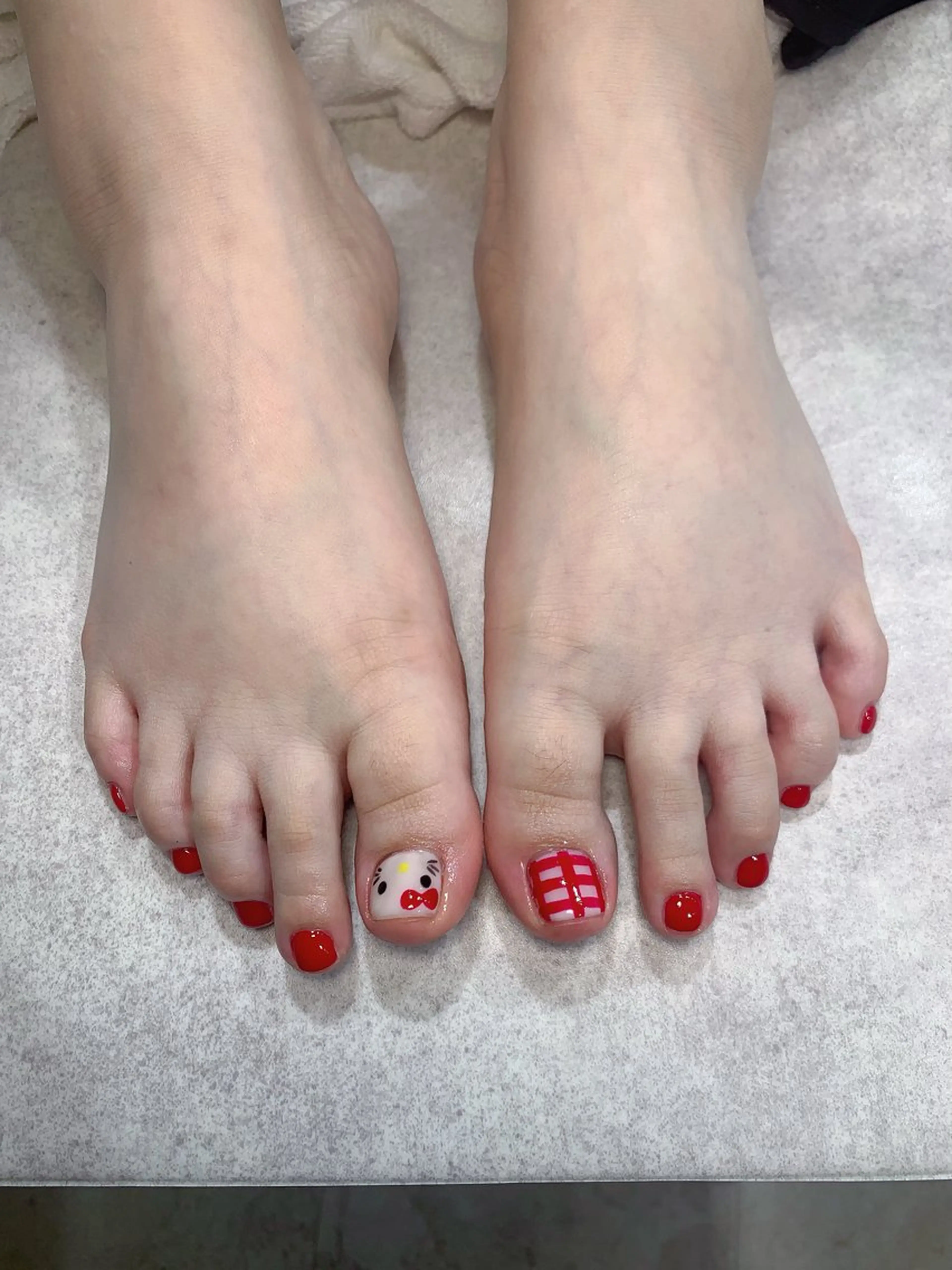 ネイル アートネイル フットネイル 赤色 Lily nails studioのネイルデザイン