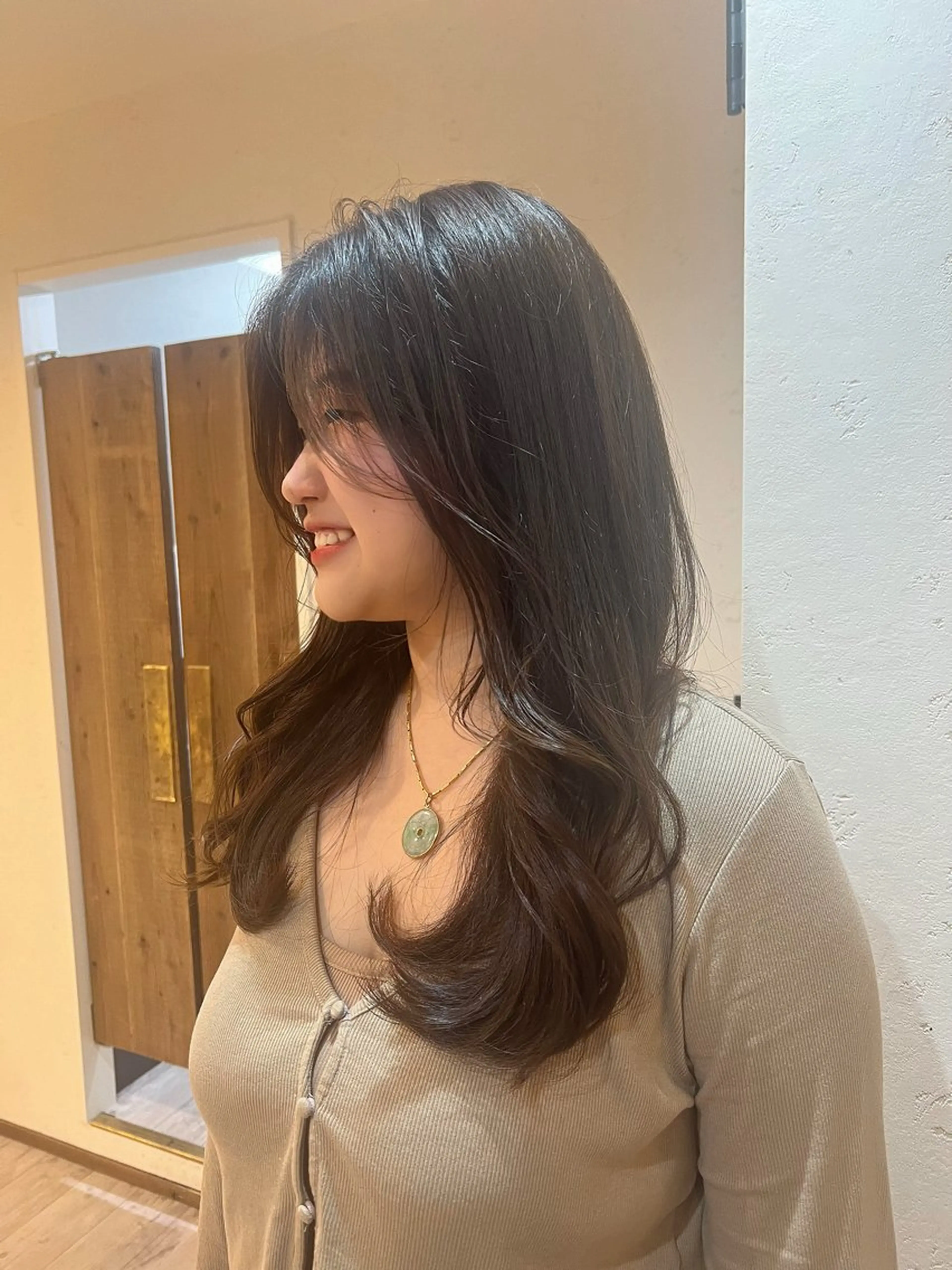 ロング カラー ベージュカラー オリーブベージュ カット ヘアカラー 工藤 梨花のヘアスタイル