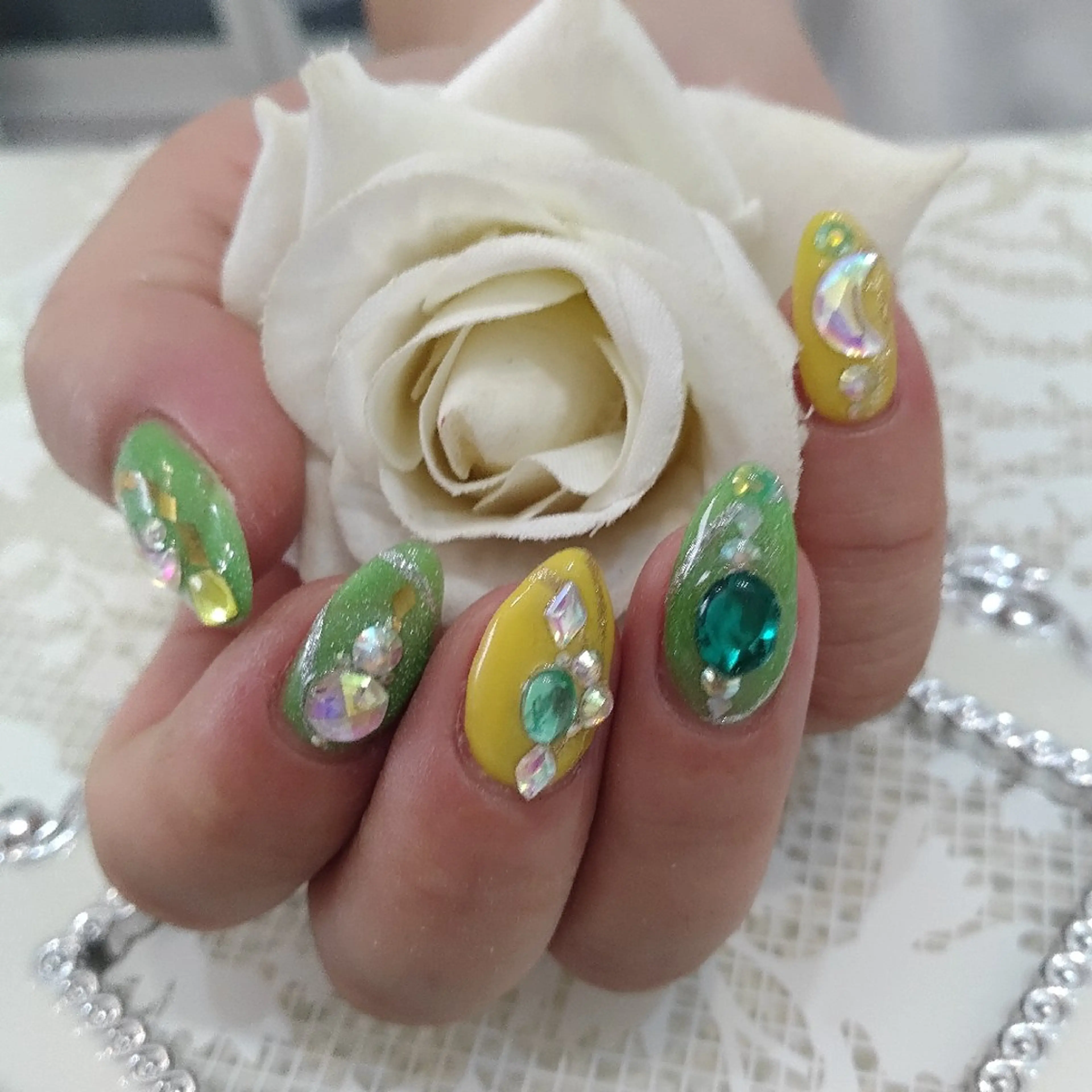 ネイル エステとネイル ローズコンフォートのネイルデザイン