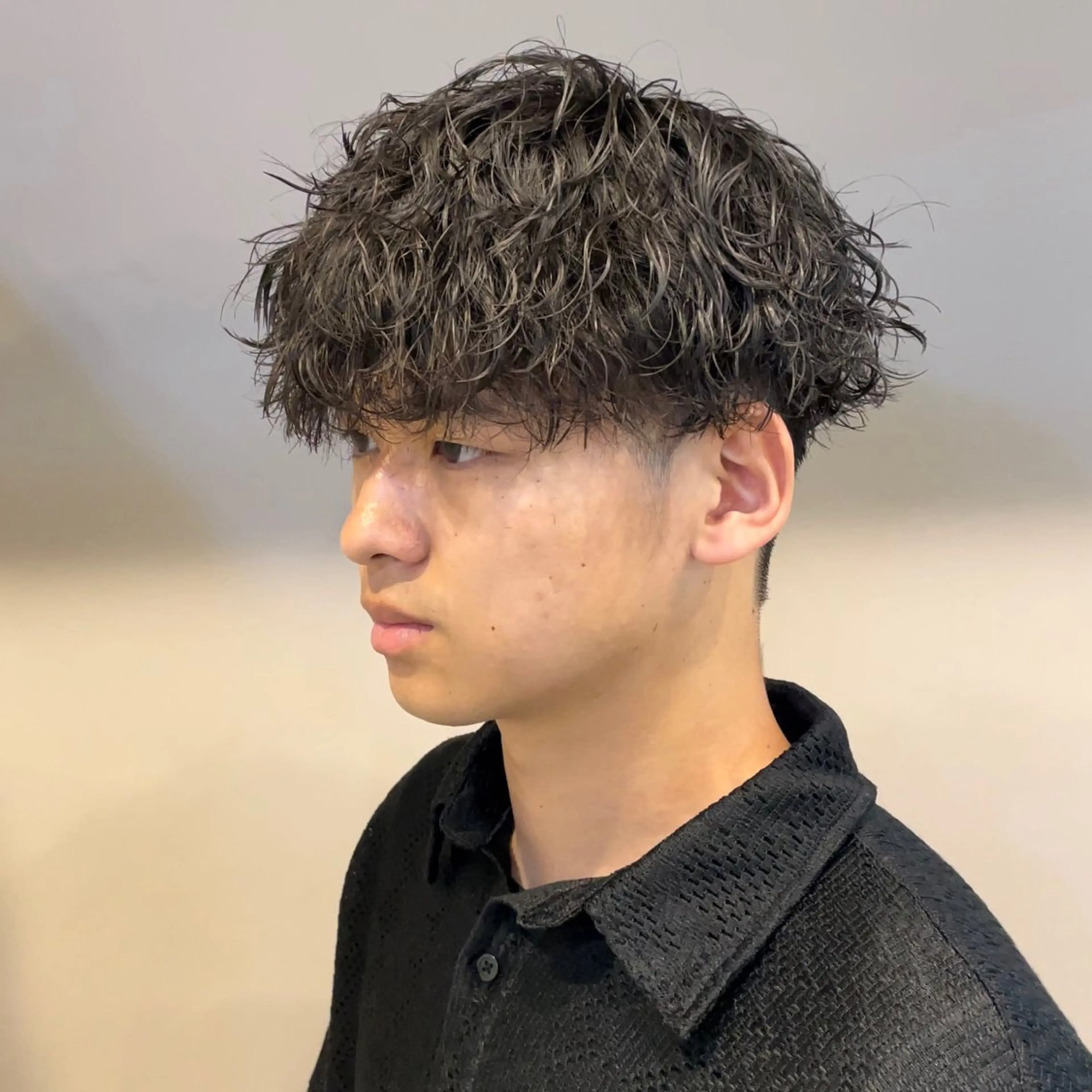 パーマ メンズ センターパート マッシュ メンズパーマ プードルパーマ スパイキーショート 博多No.1 メンズパーマ美容師のヘアスタイル