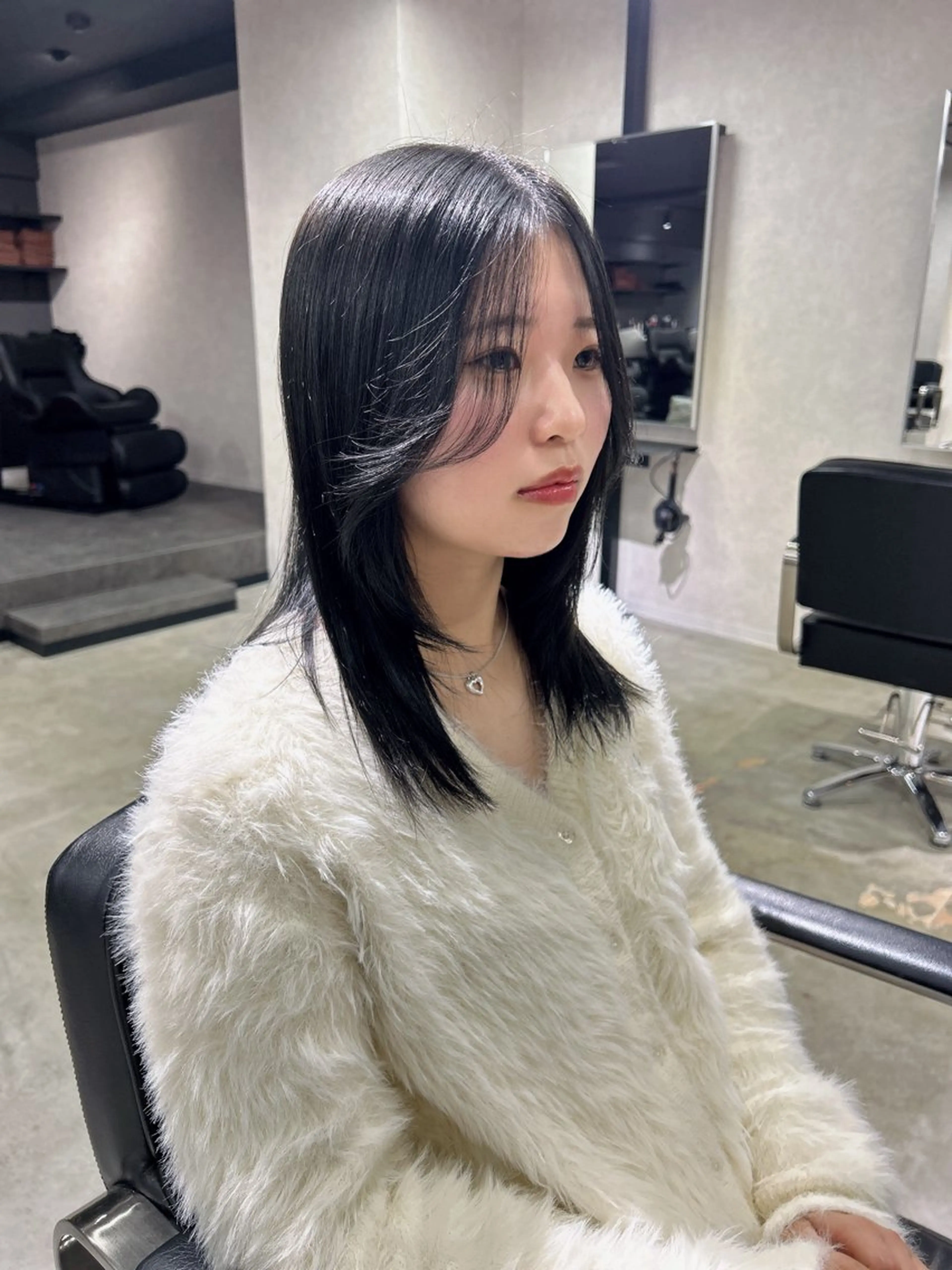 ミディアム カラー 黒髪 ブルーカラー ブルーブラック 顔周りカット カット ヘアカラー 髪質改善大阪/ 酸性縮毛矯正/ゆうとのヘアスタイル