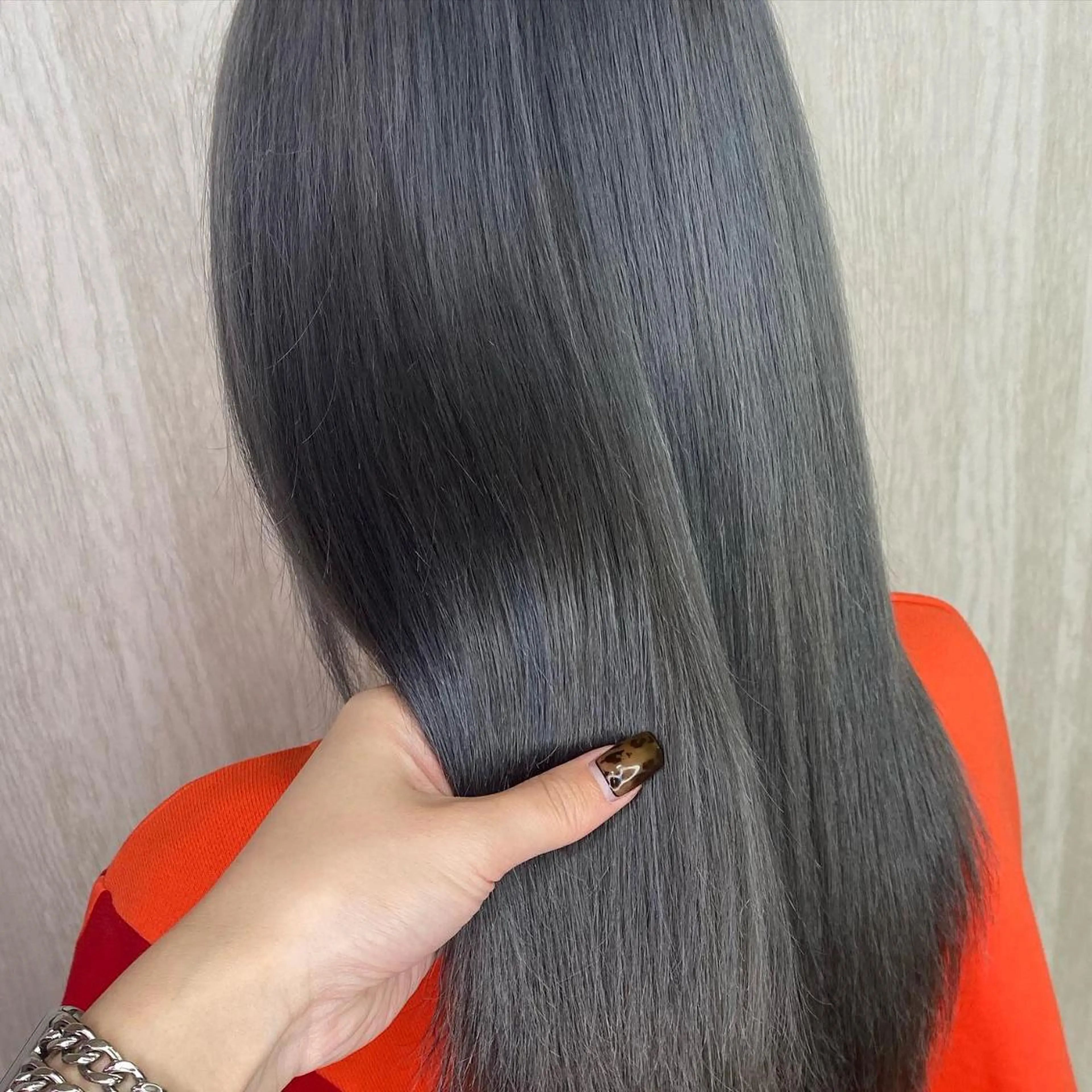 ロング カラー グレージュ ハイトーンカラー シルバー UNDER vr 【アンダーバー】のヘアスタイル