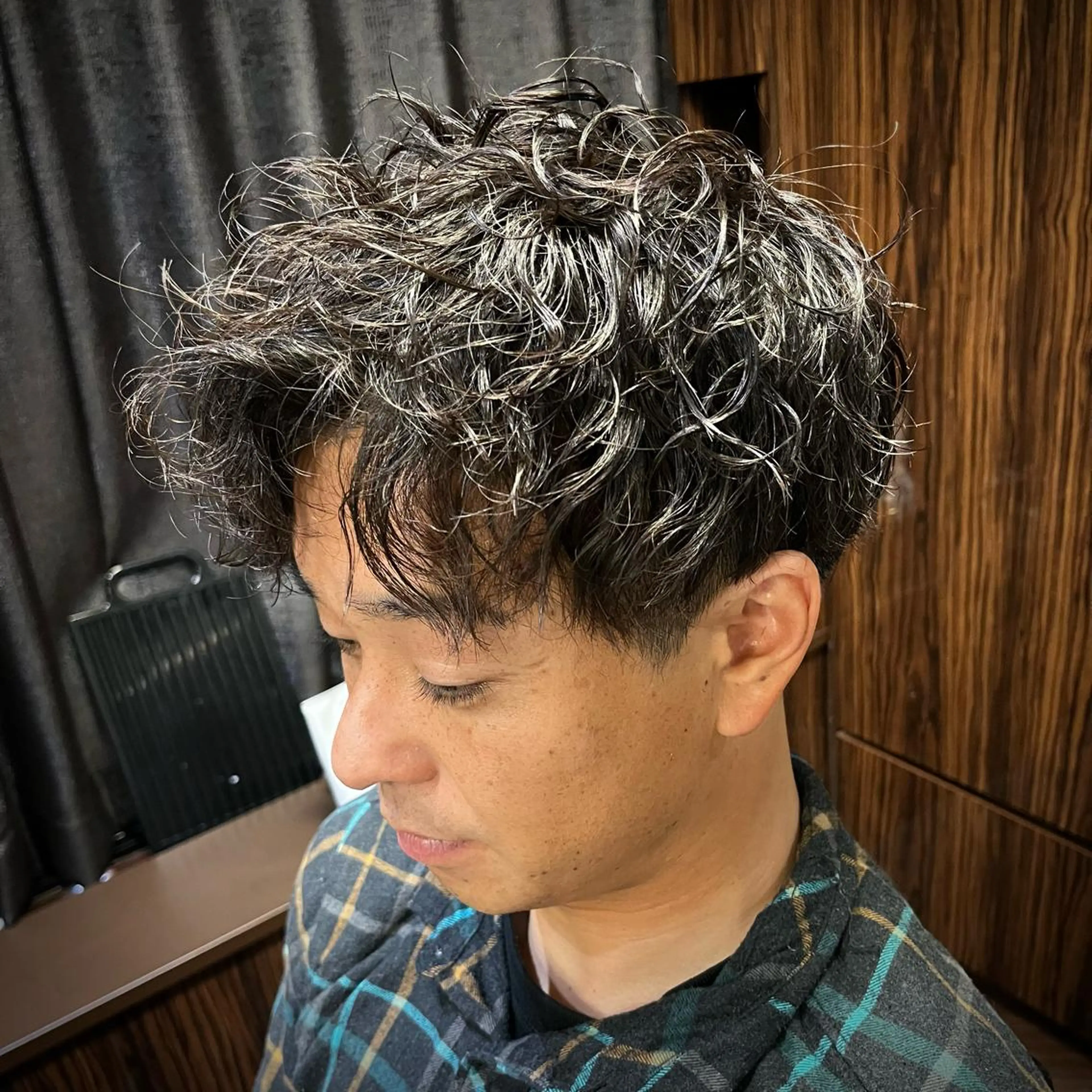 ショート パーマ メンズ メンズパーマ ツイストスパイラルパーマ スパイラルパーマ HIRO GINZApremium barber新宿所属・星野 真のヘアスタイル