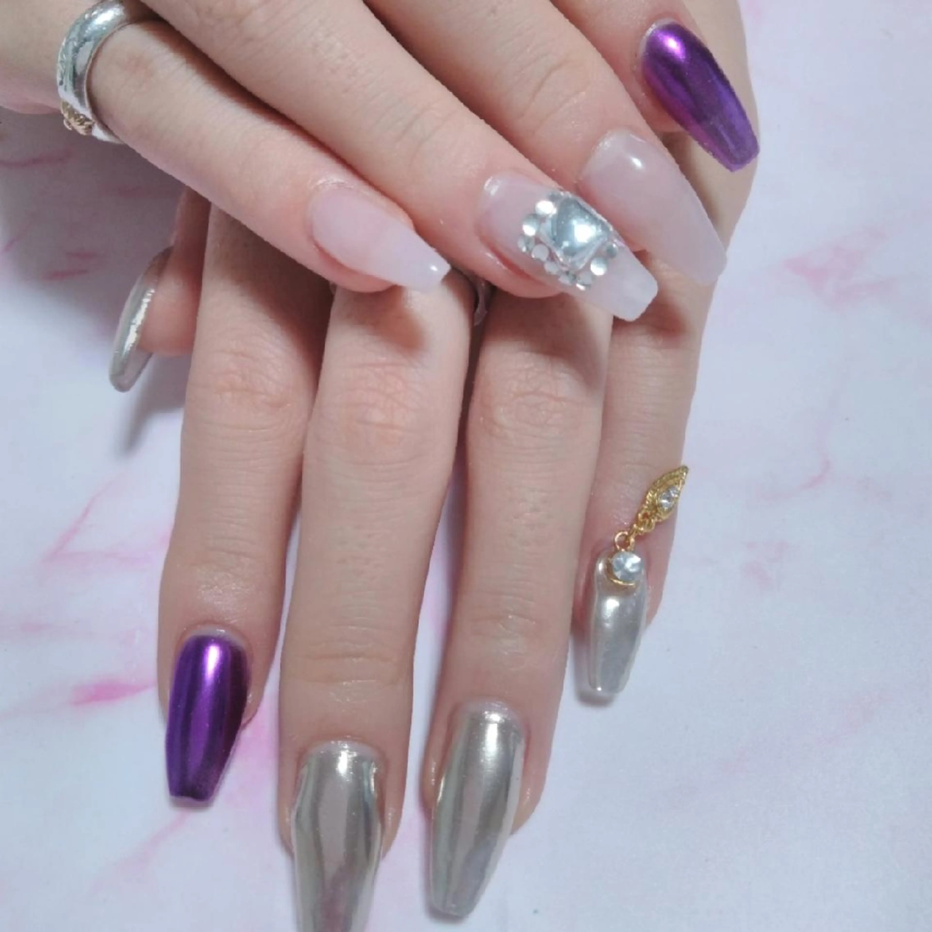 ネイル エステとネイル ローズコンフォートのネイルデザイン