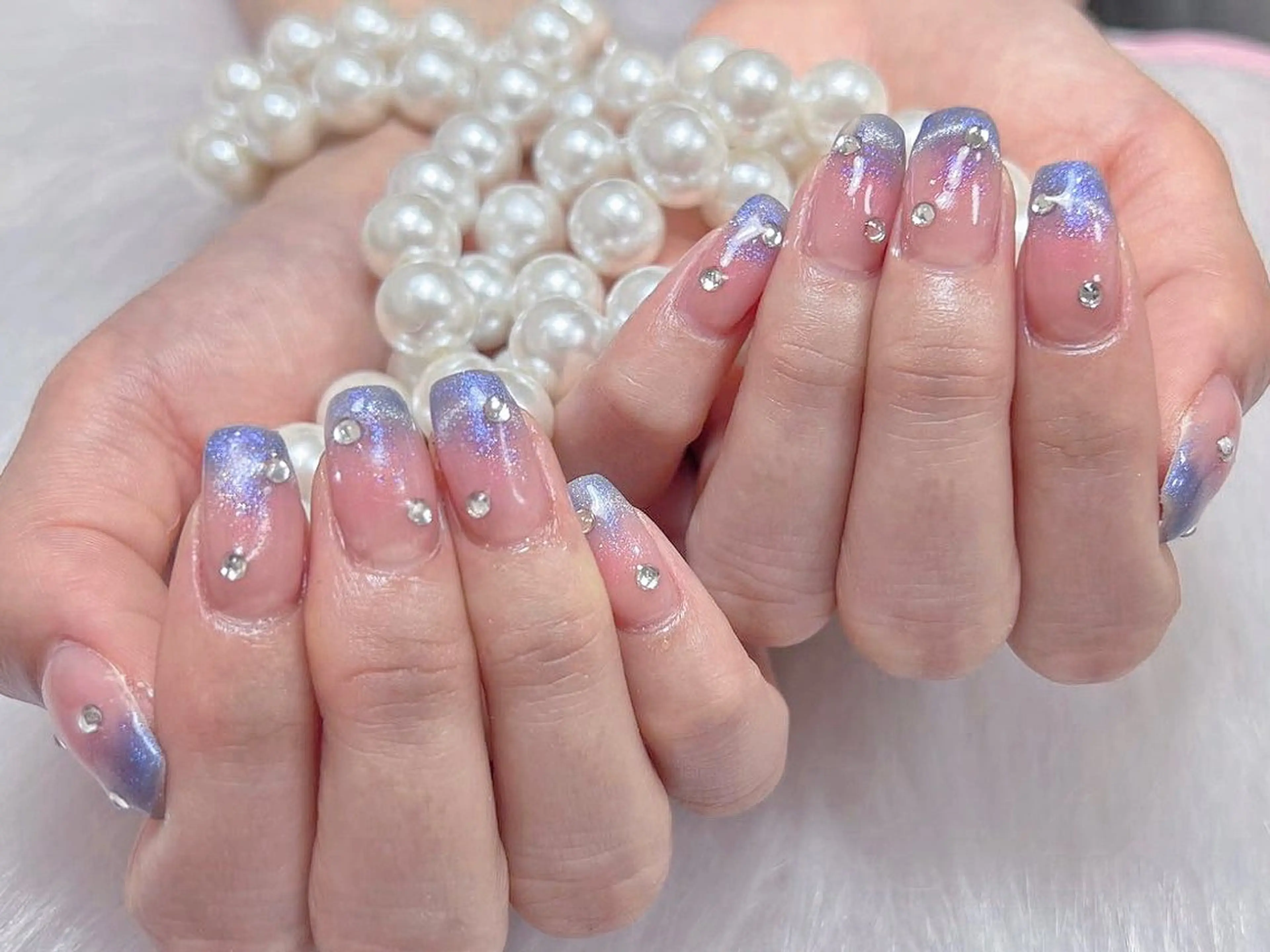 ネイル アートネイル オーロラネイル フラッシュネイル ガーリー キラキラネイル ハンドネイル ハンドケア DEMAIN- 🕊️のネイルデザイン