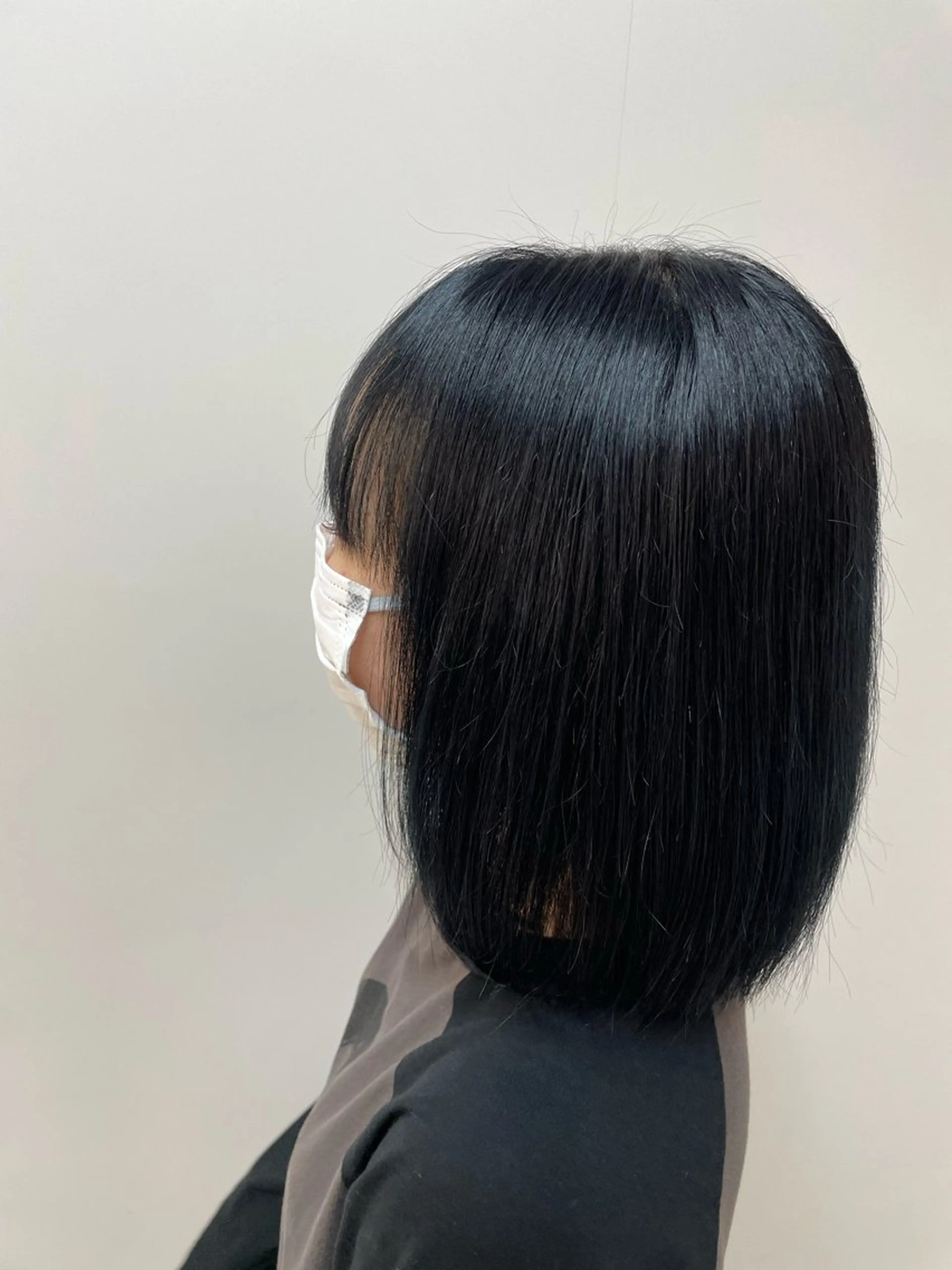 ミディアム カラー 黒髪 ブルーカラー ブルーブラック ハイトーンカラー CARE ．KOBE所属・京谷 日向のヘアスタイル