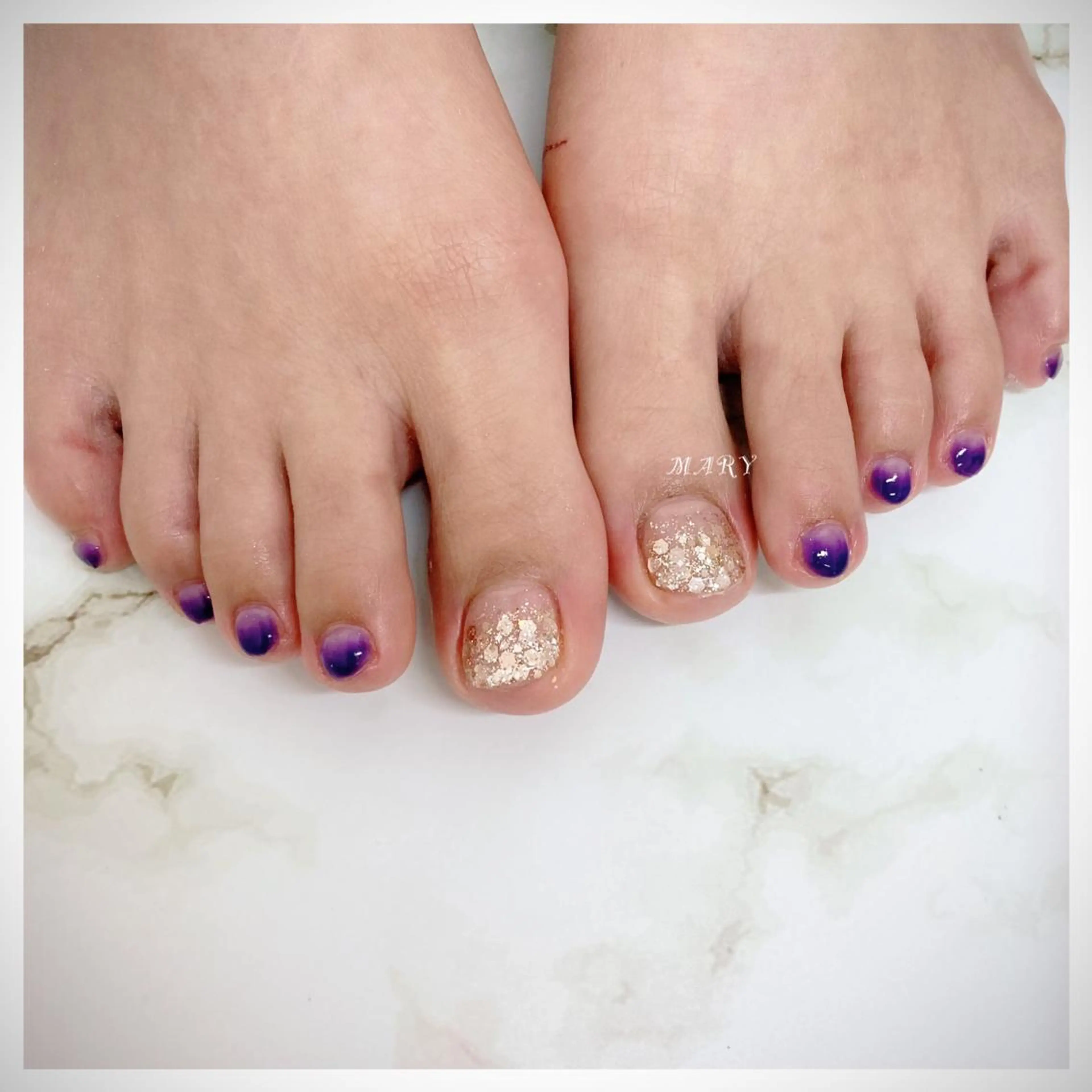ネイル フットネイル ゴールド ニュアンスネイル パープル フットネイル Mary nail所属・Mary nail .narumiのネイルデザイン