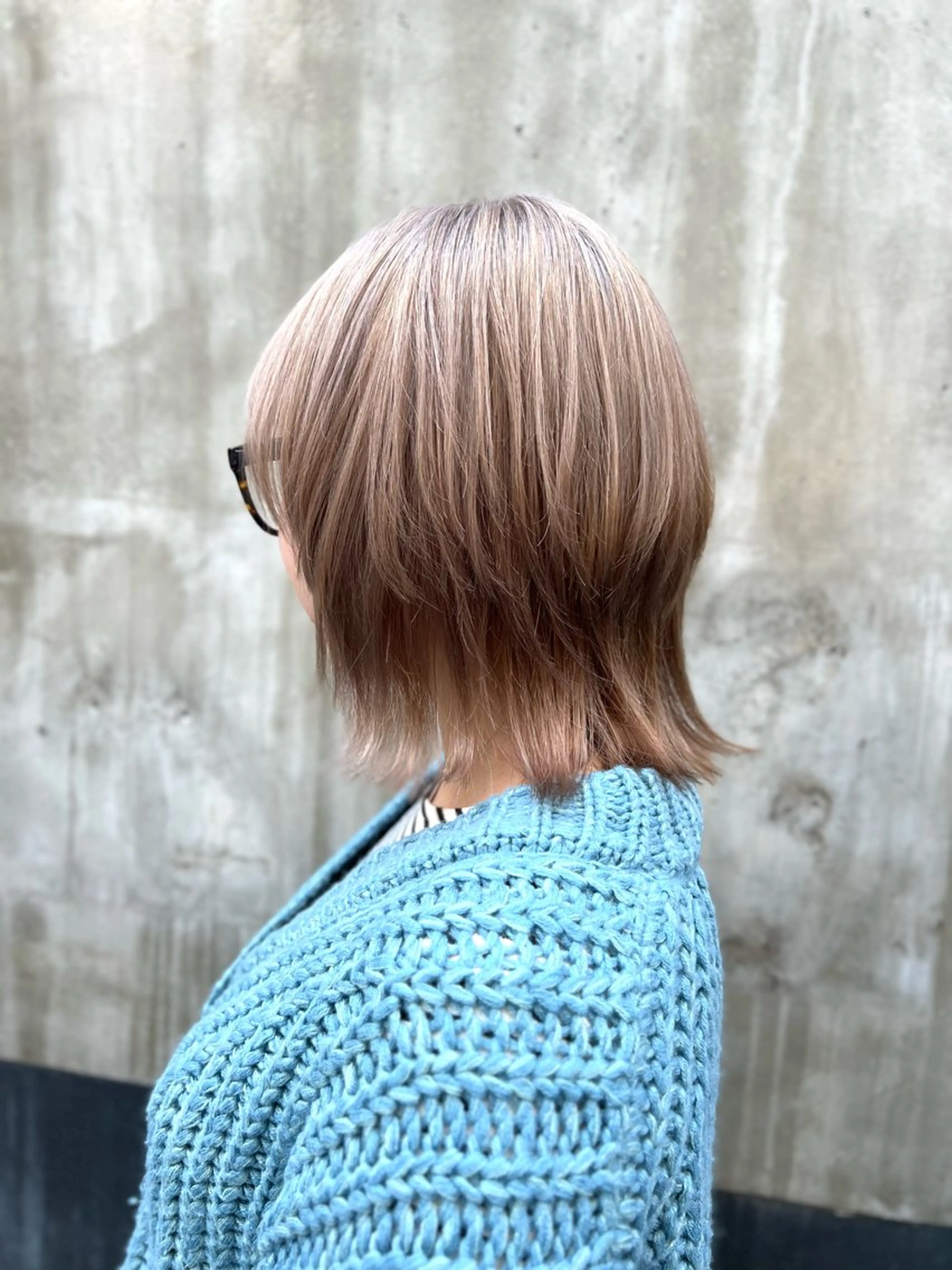 ミディアム カラー ベージュカラー ホワイトベージュ ウルフカット 🍇おぐら めぐみ🍇のヘアスタイル