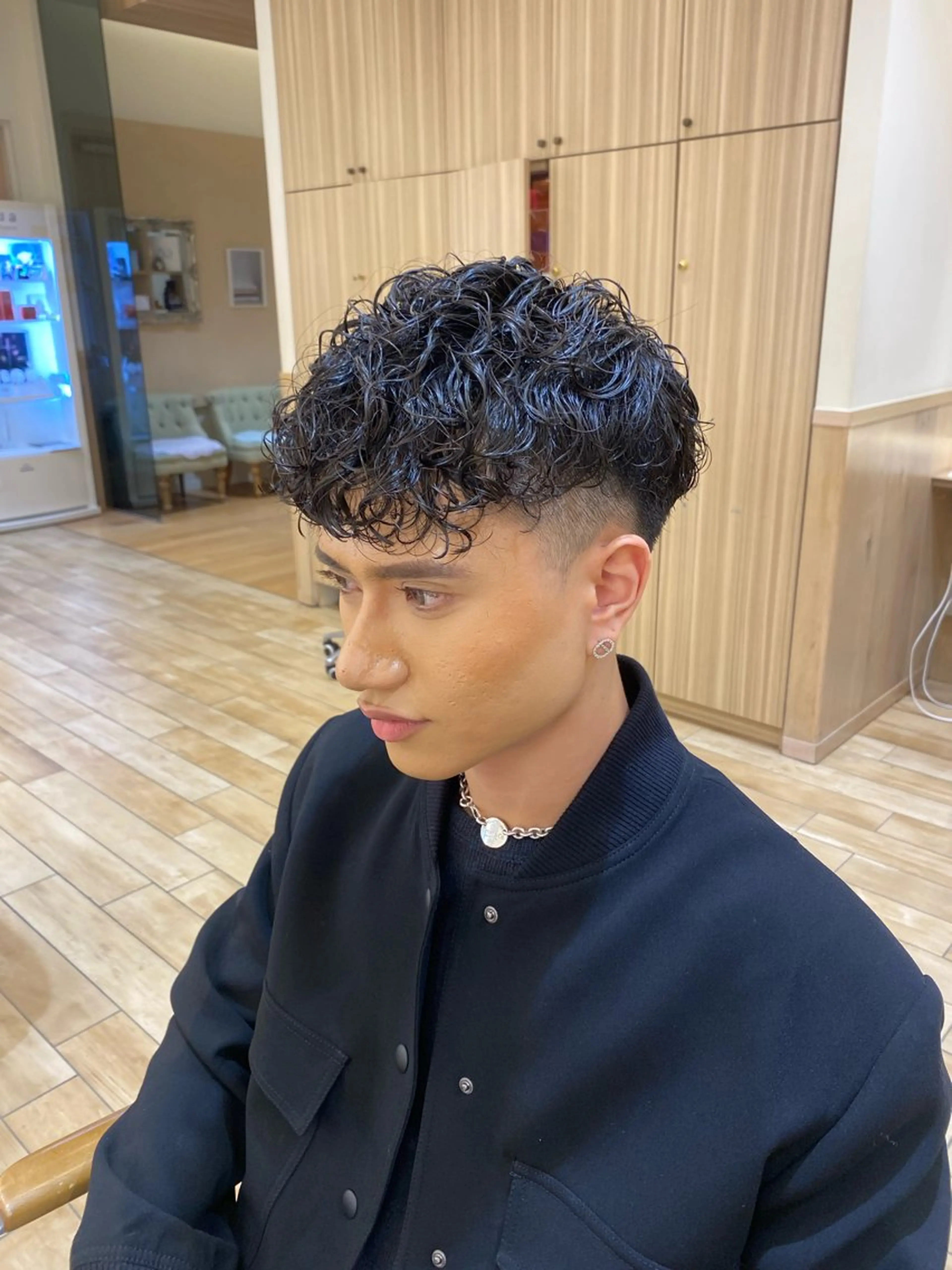 ミディアム パーマ メンズ フェードカット スペインカール 外国人風カラー 新宿メンズパーマ ヨモギダのヘアスタイル