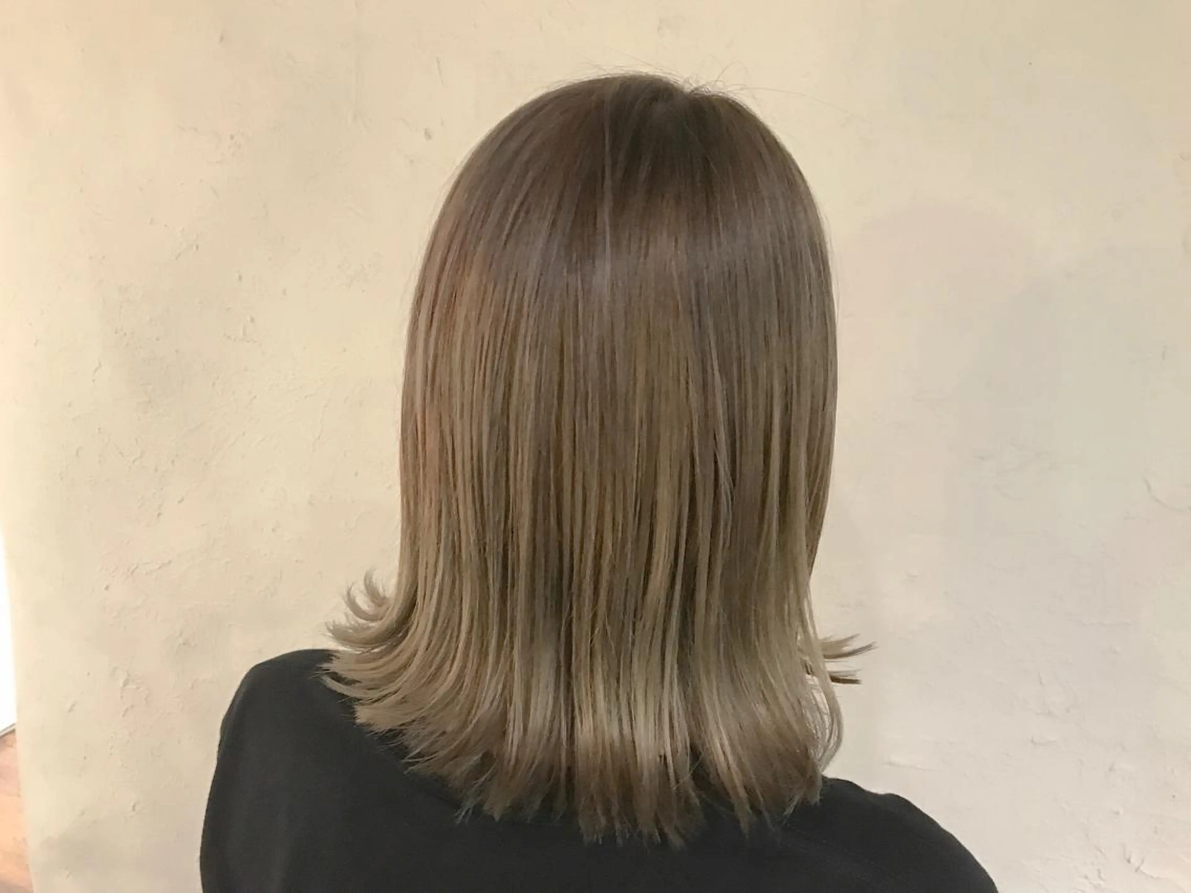 ミディアム カラー ブリーチ グラデーションカラー グレージュ 伊藤 優希のヘアスタイル