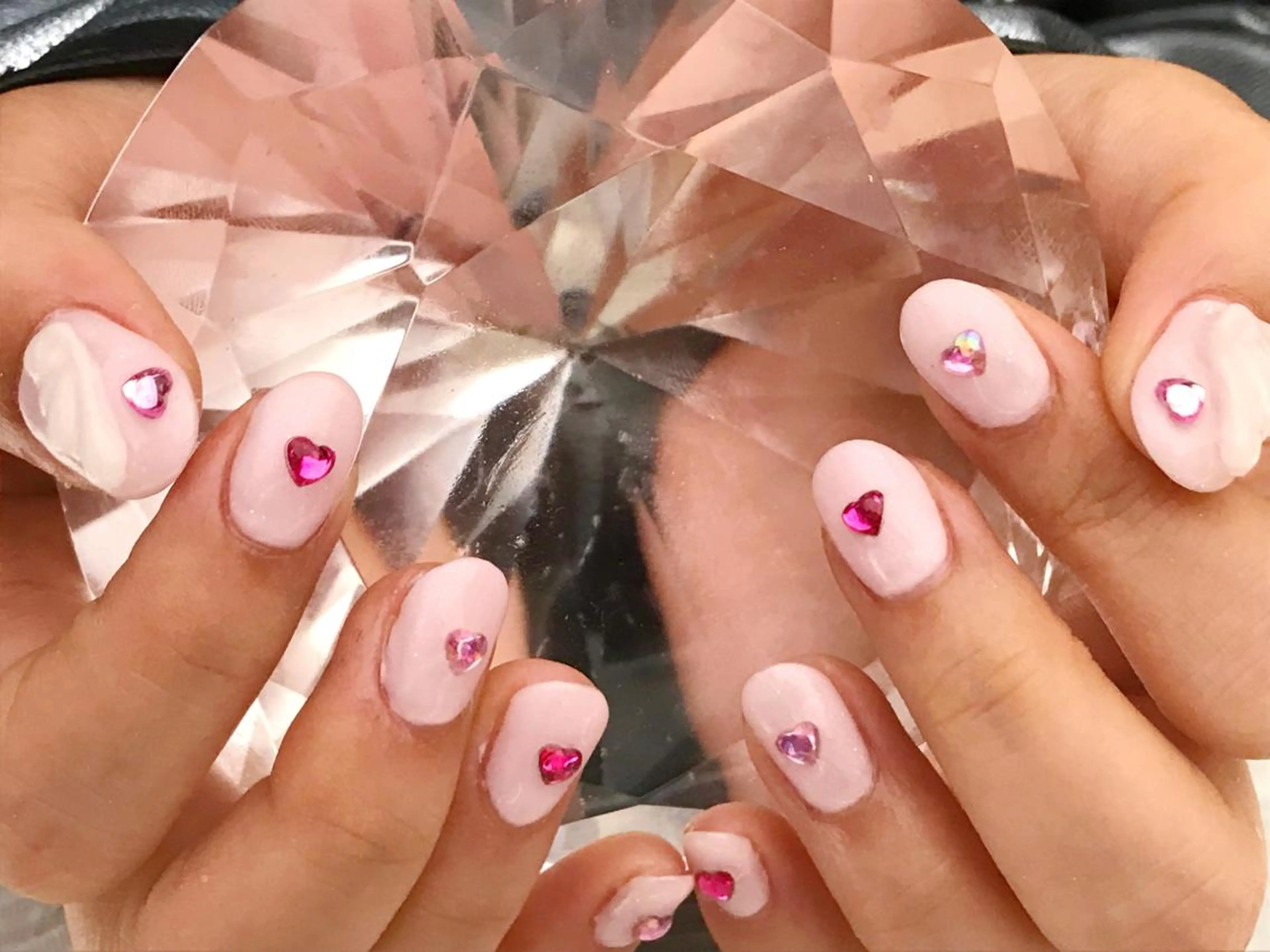 ネイル ハート ワンカラーネイル ストーンネイル YUN 💅のネイルデザイン