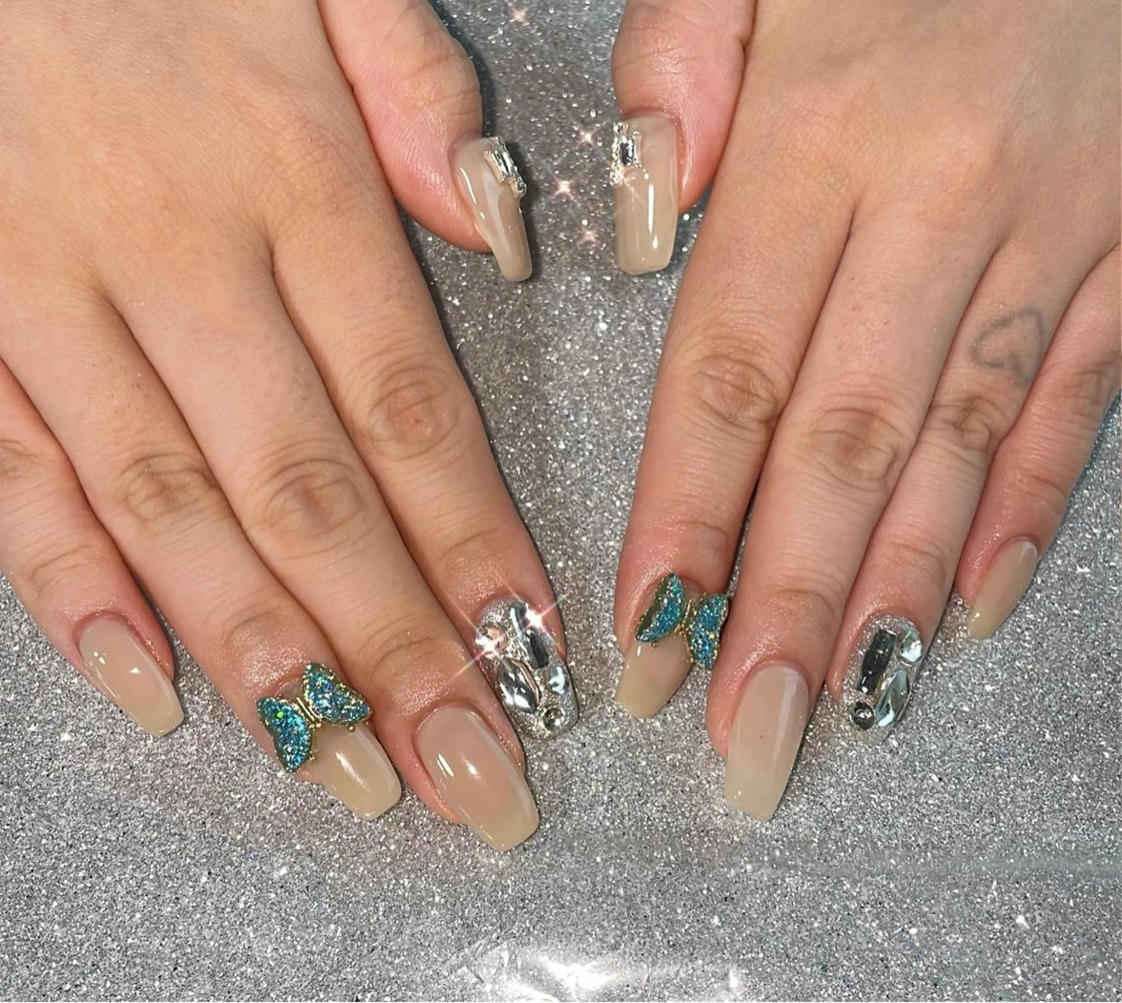 ネイル ハンドネイル VIERU 🌈🎀💖のネイルデザイン