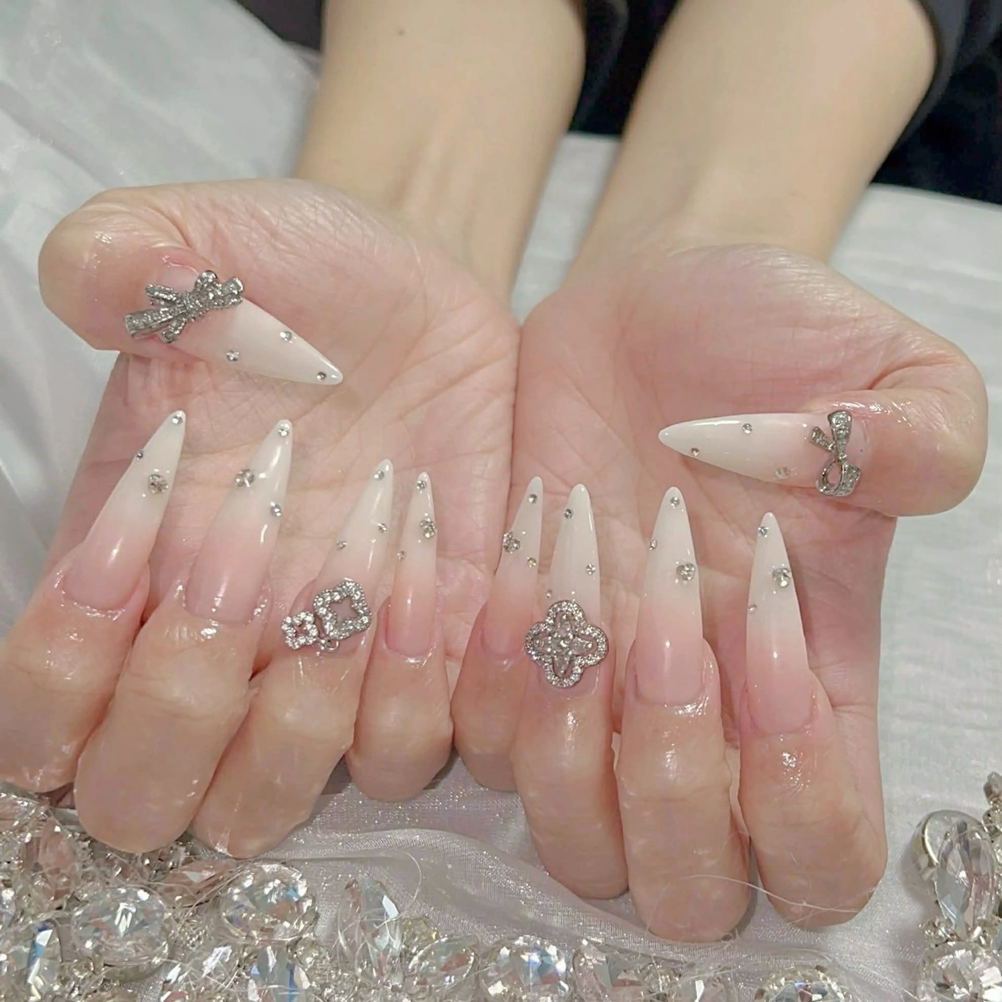 ネイル チークネイル フレンチネイル ガラスフレンチ グラデーション キラキラネイル ハンドネイル LilyLala Nailsalonのネイルデザイン