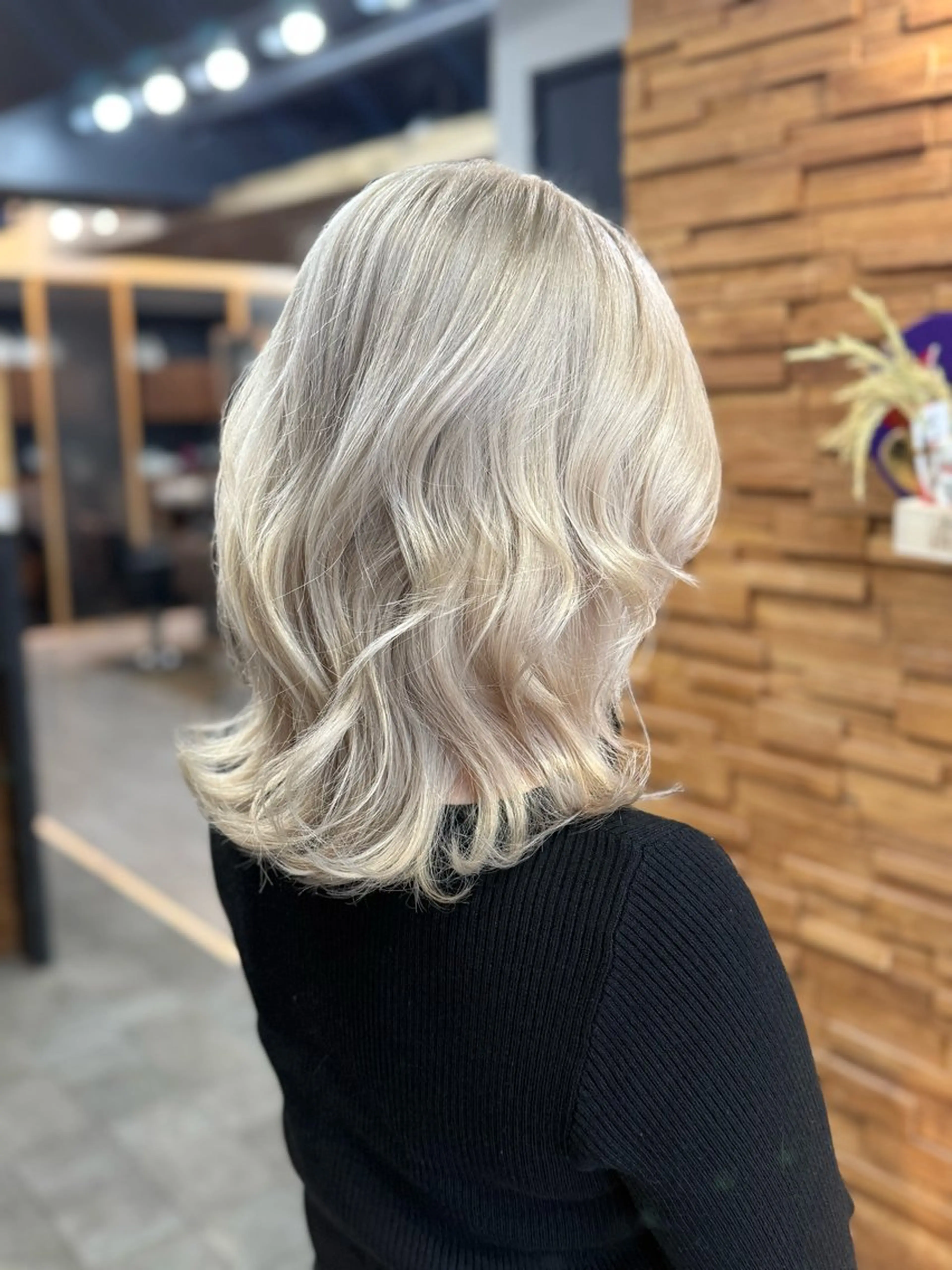 ミディアム カラー ブロンド ホワイトブロンド 顔まわりレイヤー 髪質改善 レイヤーカット カット ヘアカラー ハイトーン&エクステ 横浜/RIEのヘアスタイル