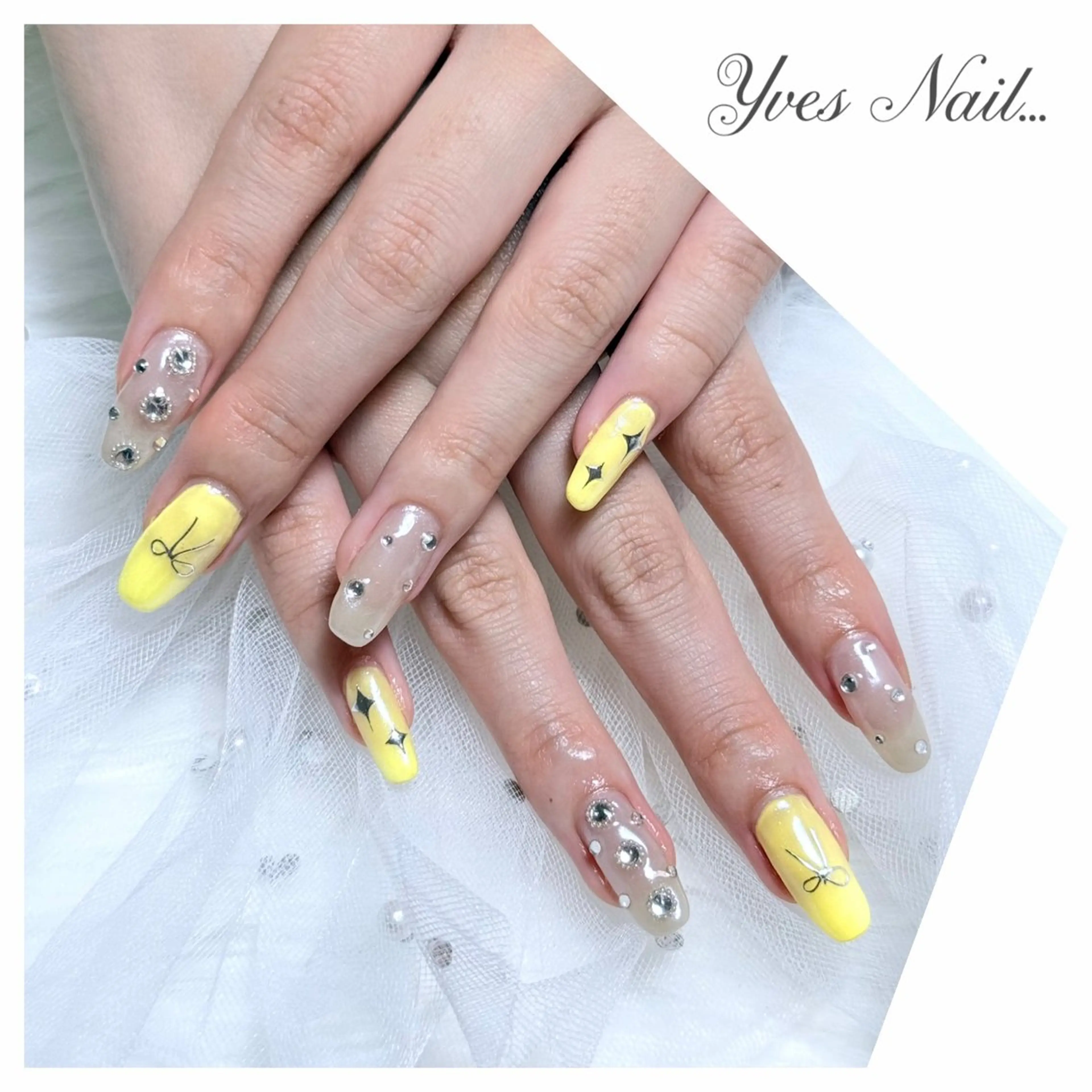 ネイル キラキラネイル リボン ストーンネイル 黄色 ハンドネイル kanno yのネイルデザイン