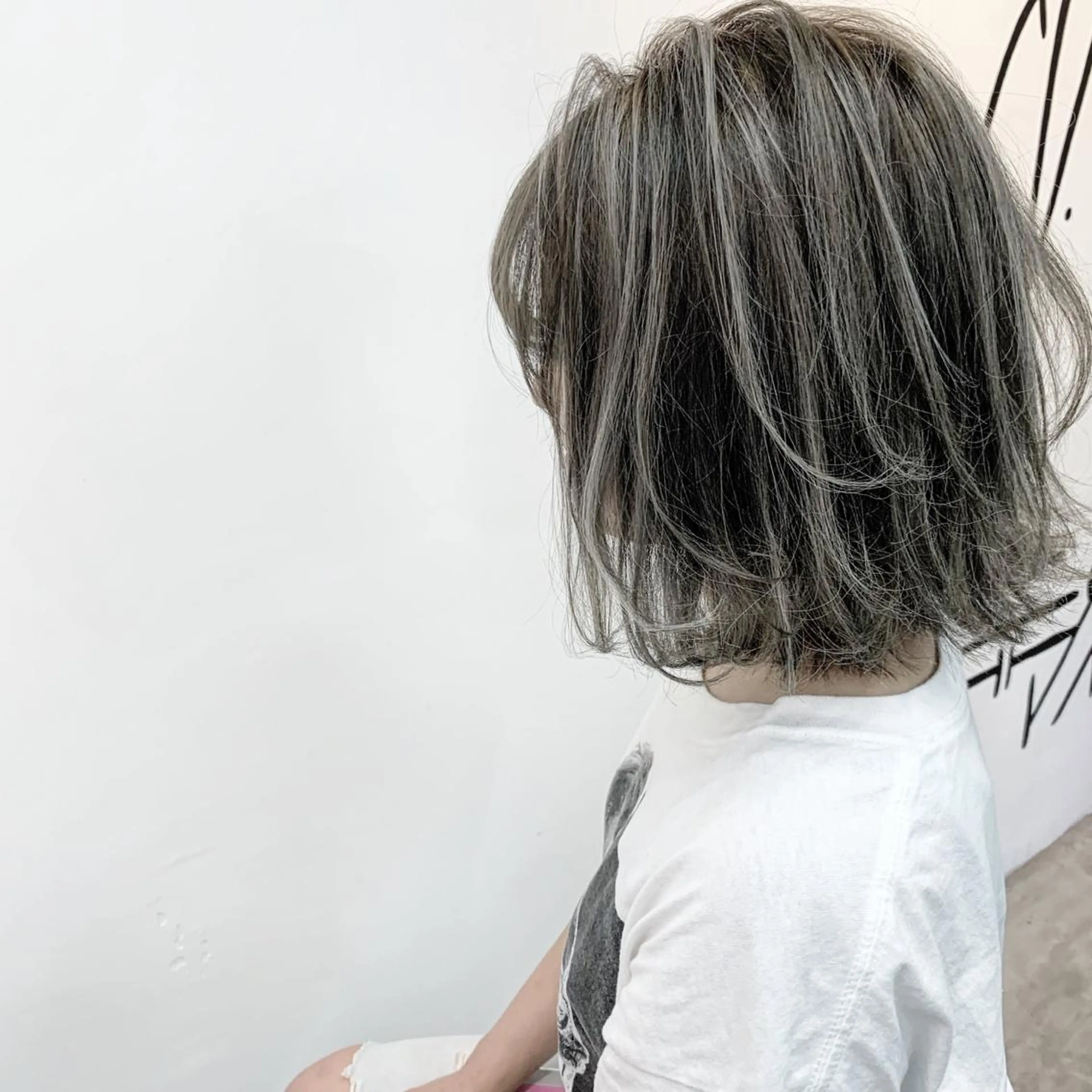 ショート カラー ヘアアレンジ ブリーチ グレージュ ハイライトカラー ハイライト 垢抜け案内人 鈴木聖矢✂️のヘアスタイル