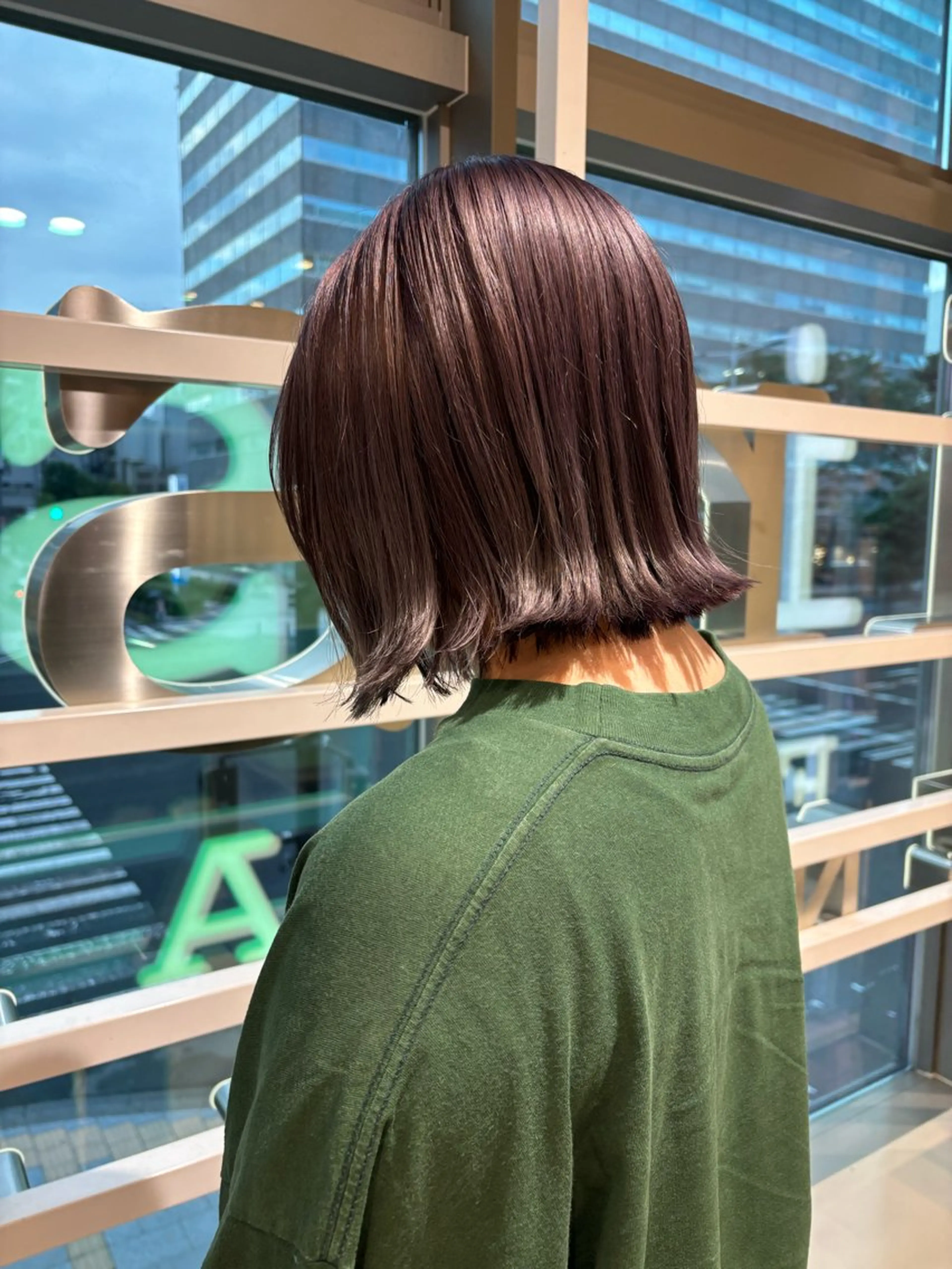 ミディアム ボブ 外ハネヘア カット ゆい/パーマ/レイヤ ー/似合わせカラーのヘアスタイル