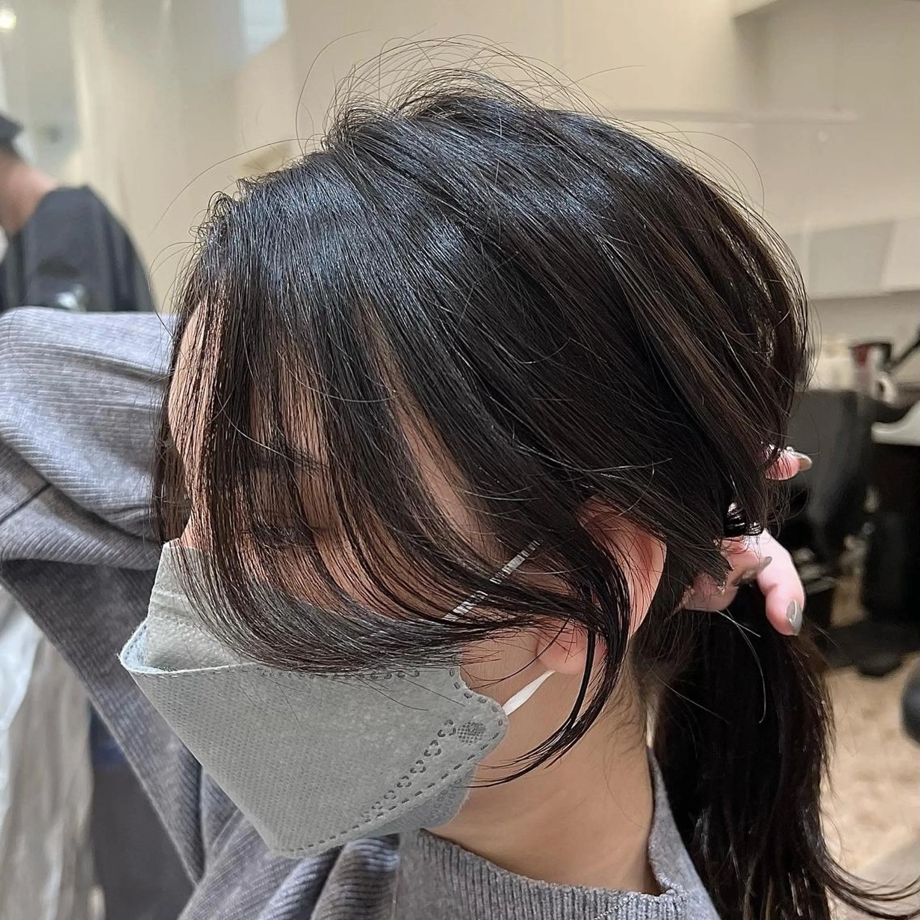 セミロング 顔まわりレイヤー 顔周りカット 韓国風ヘア レイヤーカット platinam doll南草津店のマツエク・マツパデザイン